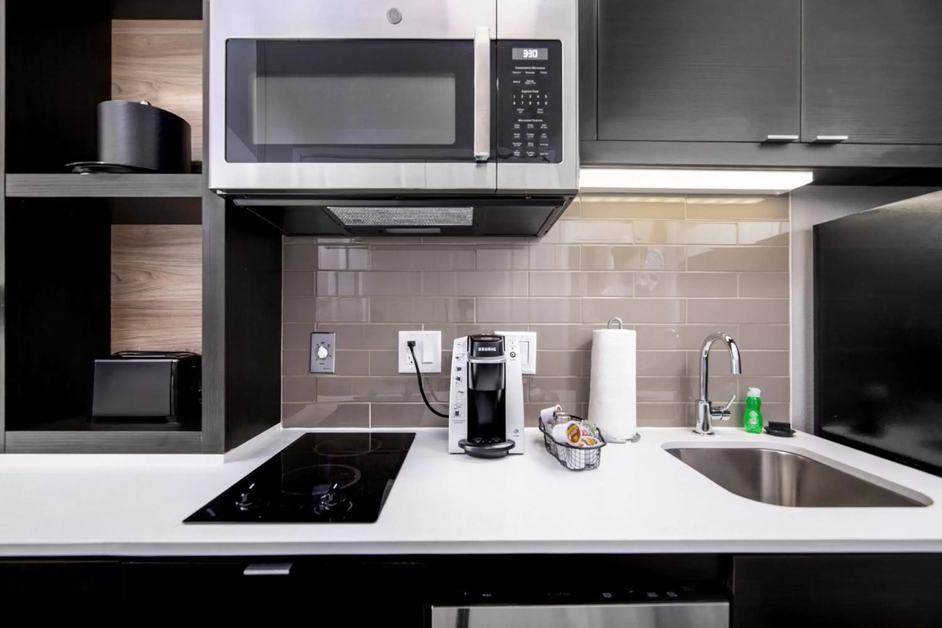 Kitchen or kitchenette, Kitchen/Kitchenette in TownePlace Suites by Marriott Houston Hobby Airport