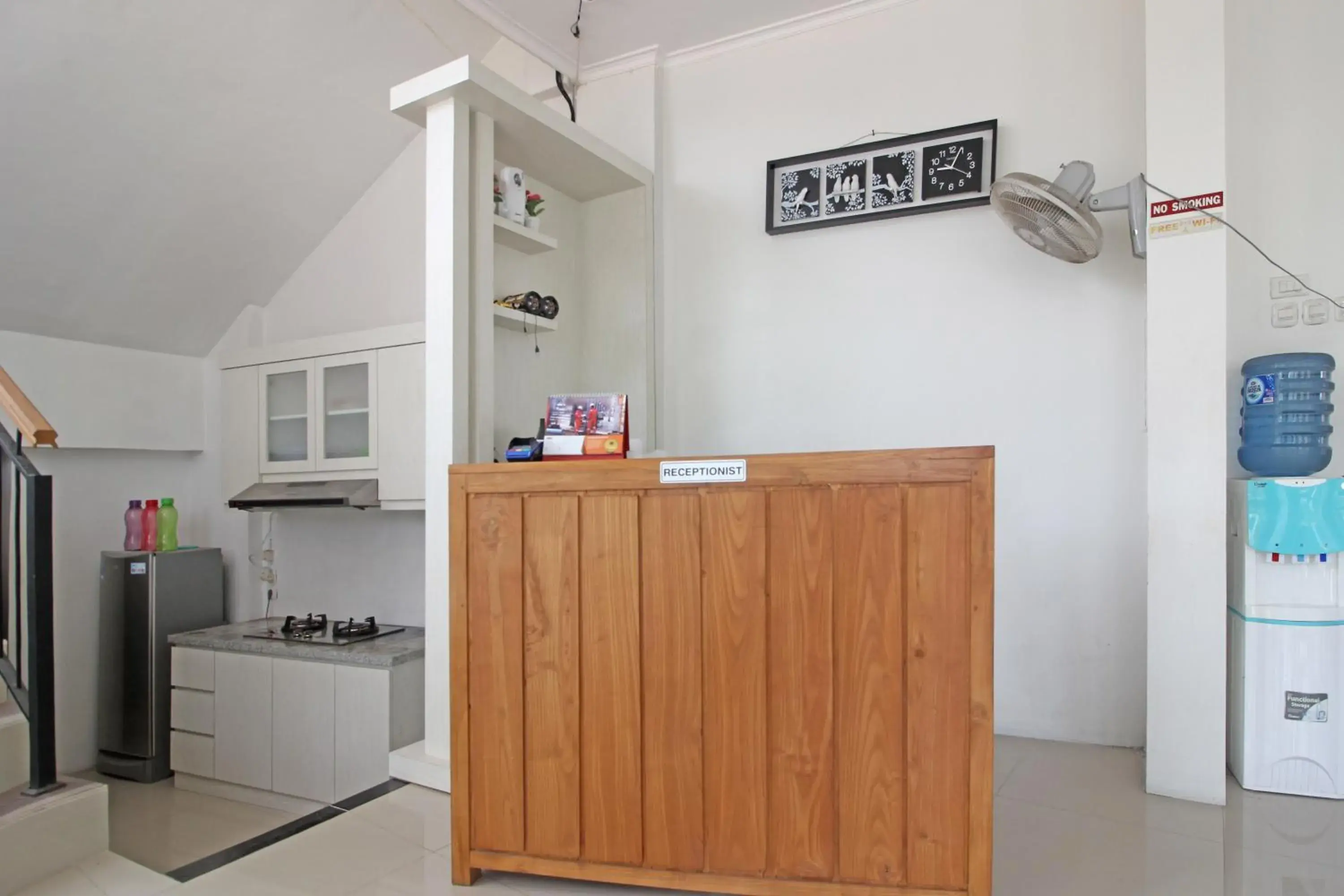 Lobby or reception, Kitchen/Kitchenette in RedDoorz @ Jalan Ringroad Selatan