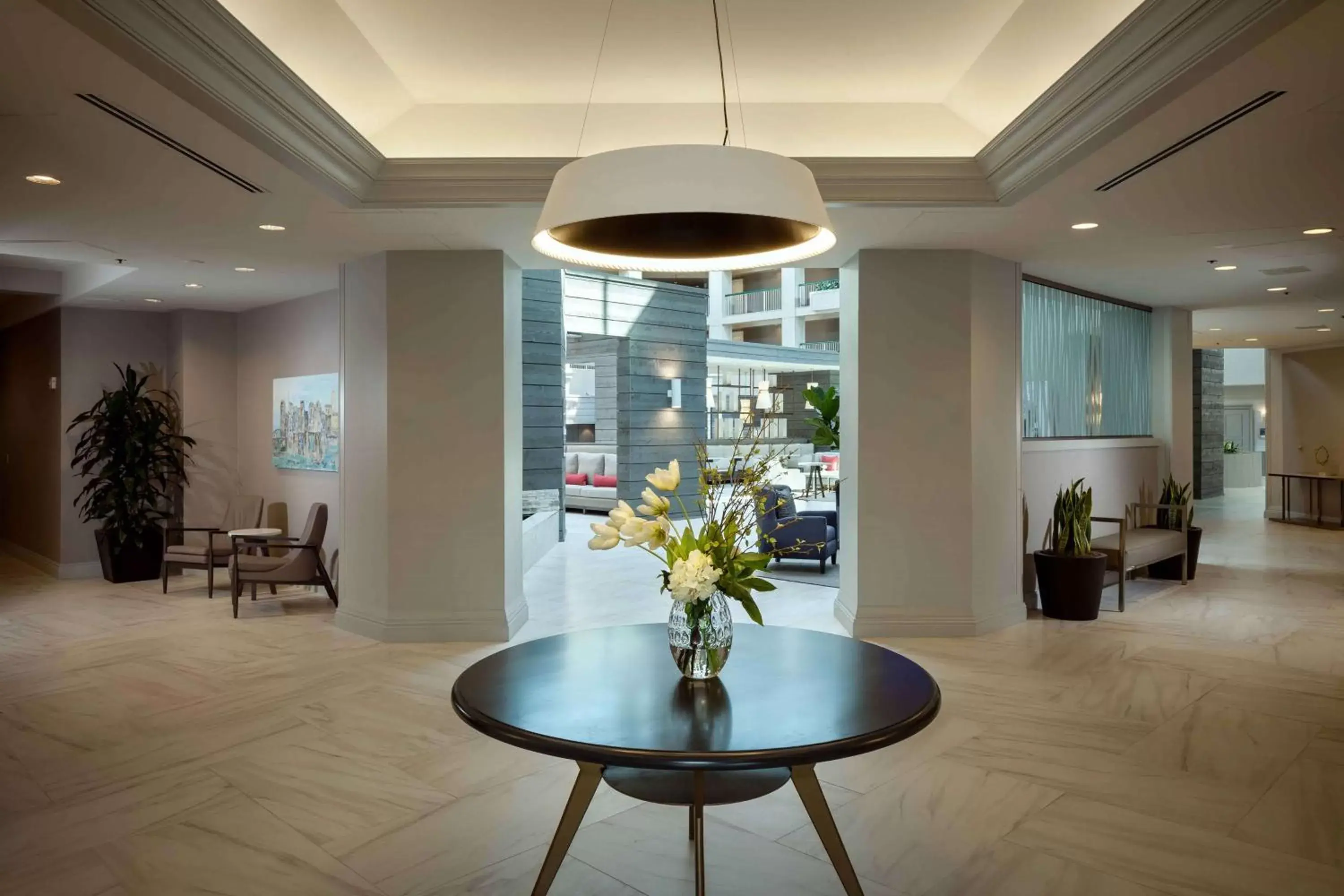 Property building in Hilton Suites Brentwood Property building in Hilton Suites Brentwood