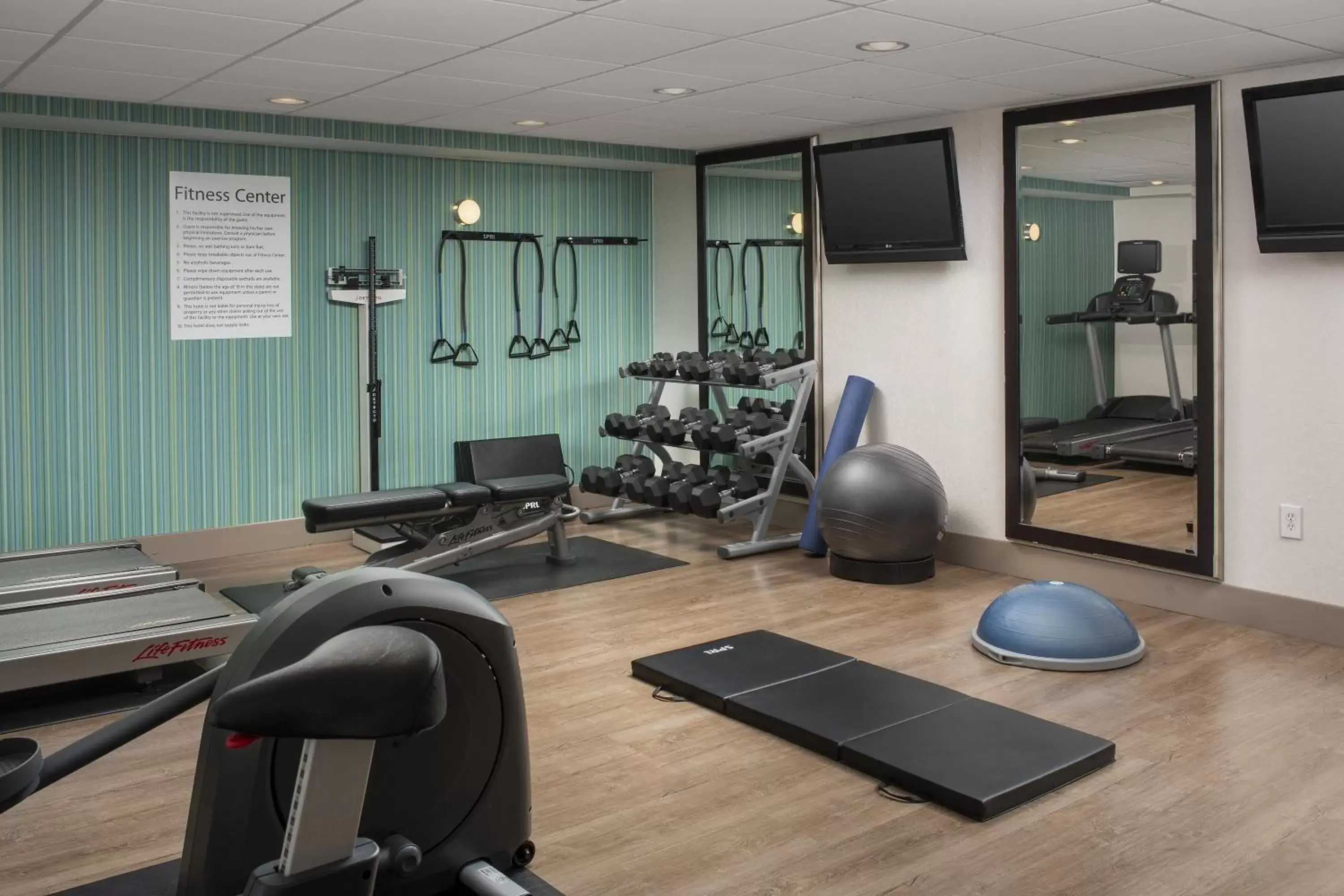 Spa and wellness centre/facilities, Fitness Center/Facilities in Holiday Inn Express Saugus Logan Airport, an IHG hotel