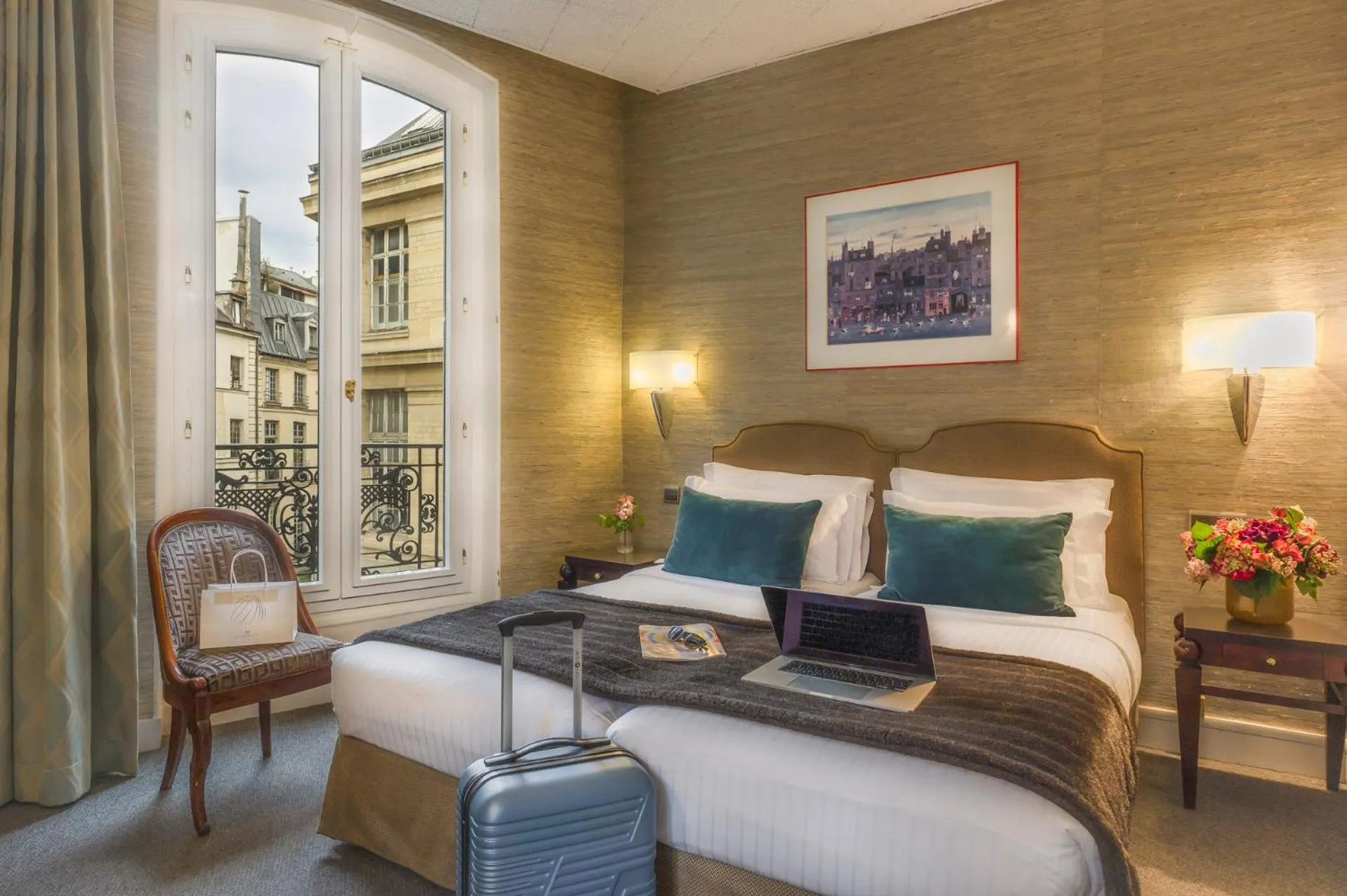 Property building, Bed in Hôtel Delavigne