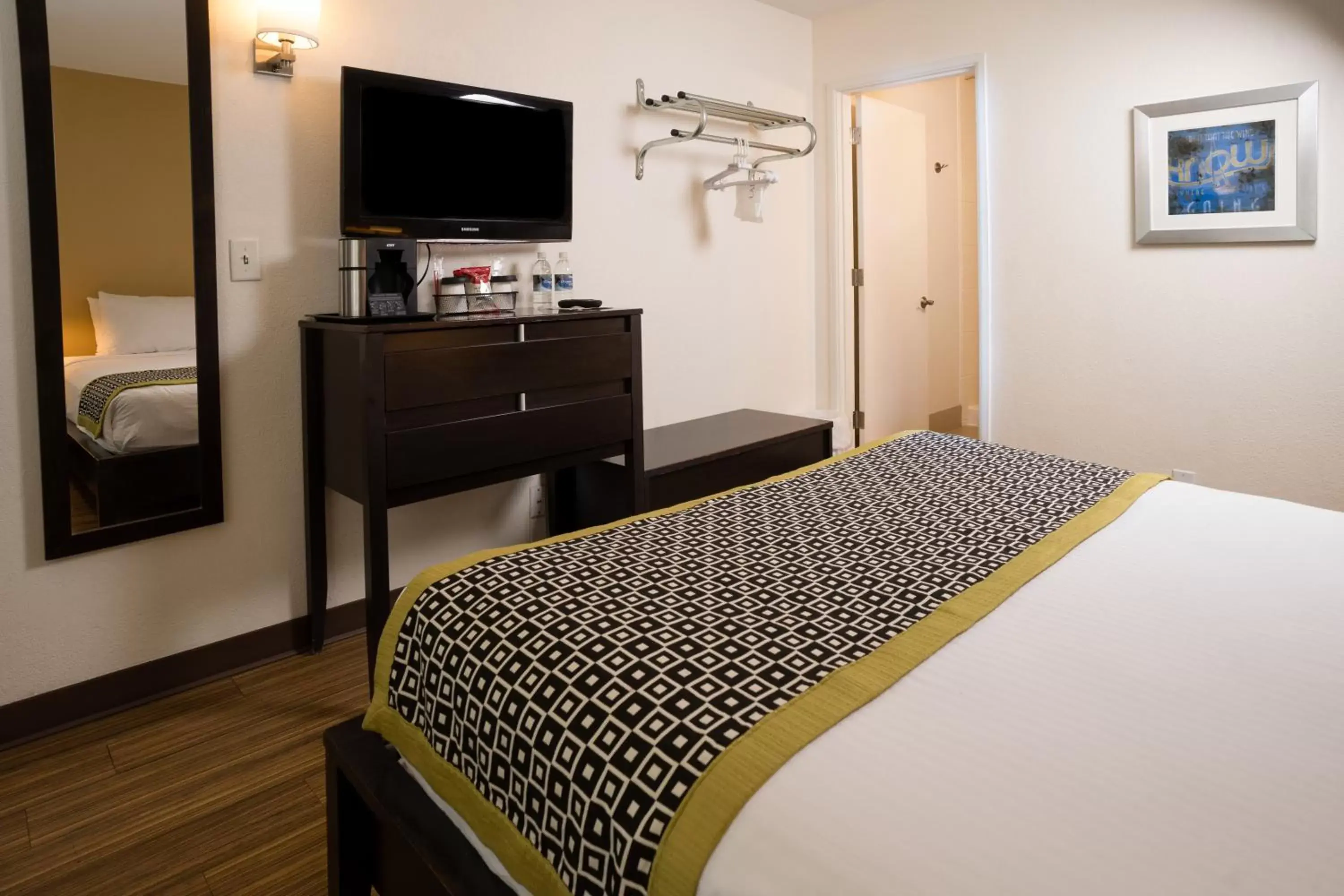 Single Queen Bedroom in Park Lane Suites & Inn Single Queen Bedroom in Park Lane Suites & Inn