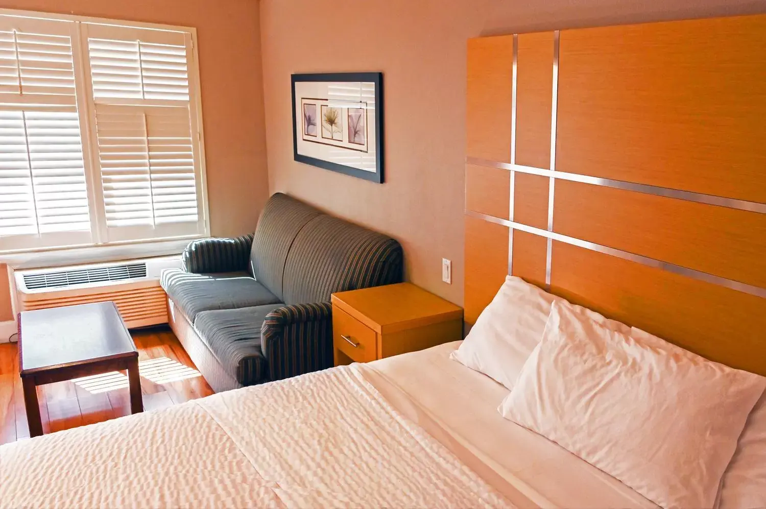 Bed, Seating Area in Days Inn by Wyndham San Francisco S/Oyster Point Airport