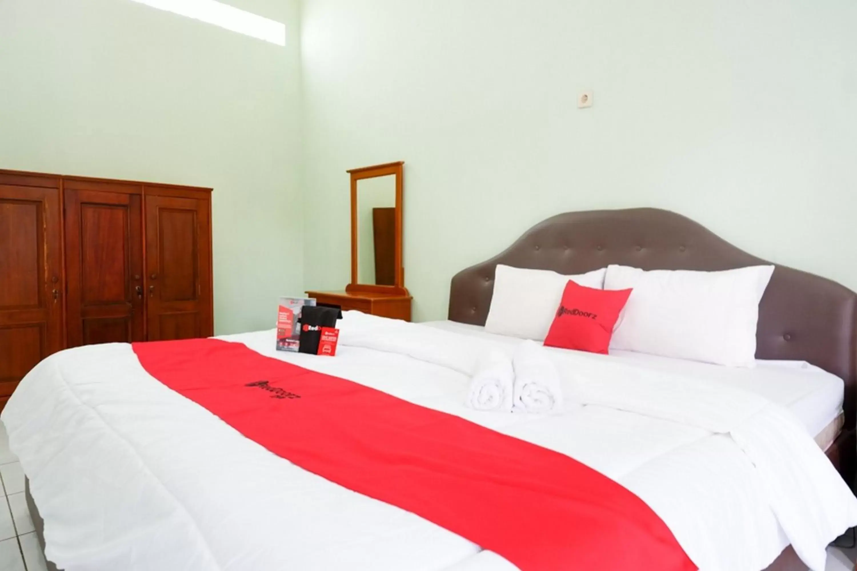Bedroom, Bed in RedDoorz Plus near Stadion Wijaya Kusuma