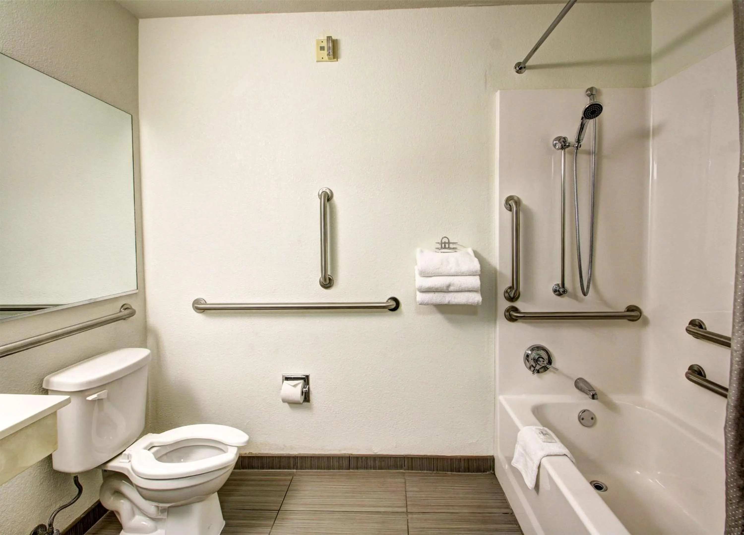 Queen Room - Disability Access - Roll in Shower in Studio 6-Murray, UT - Salt Lake City - Fort Union