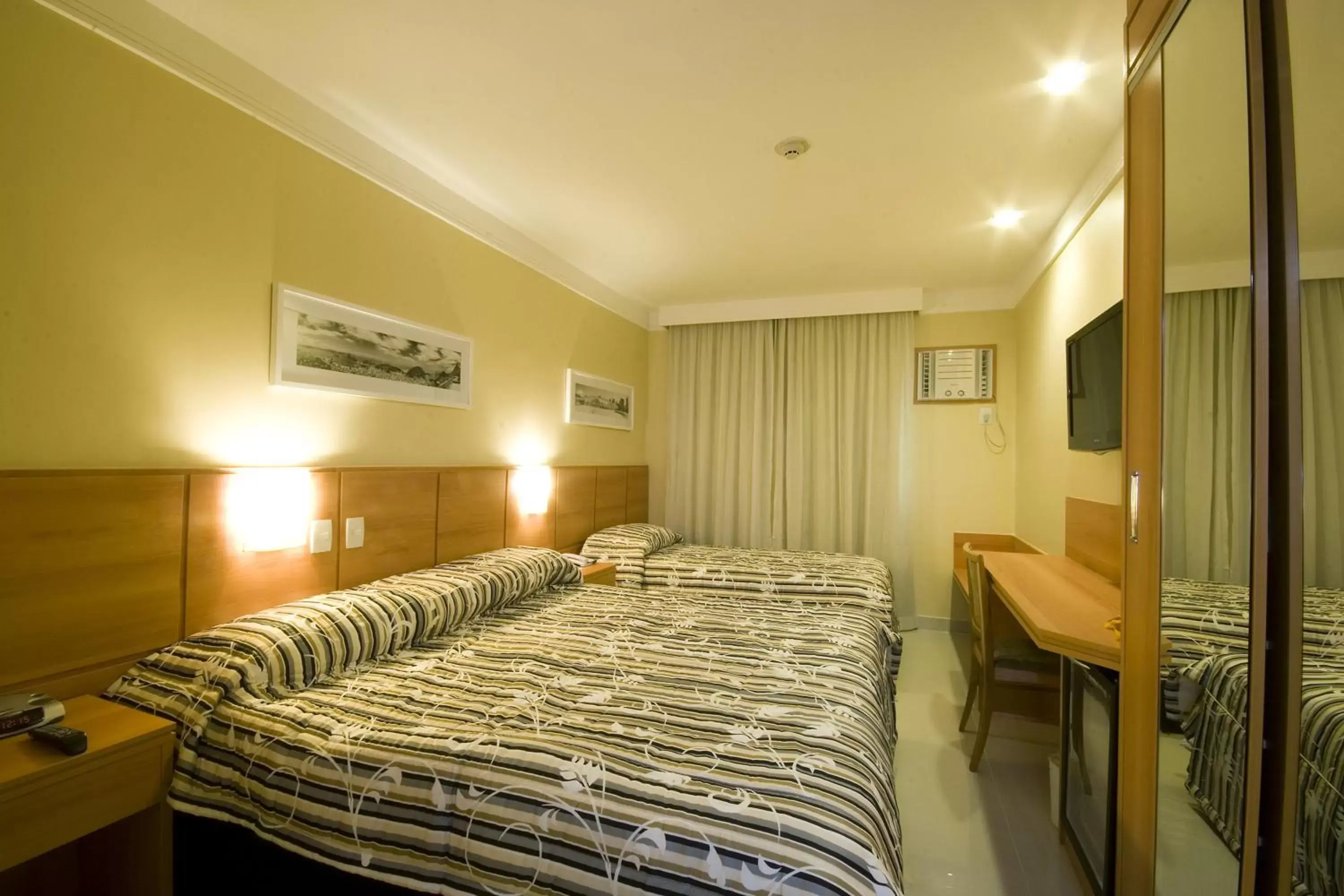 Photo of the whole room, Bed in Hotel Atlântico Business Centro