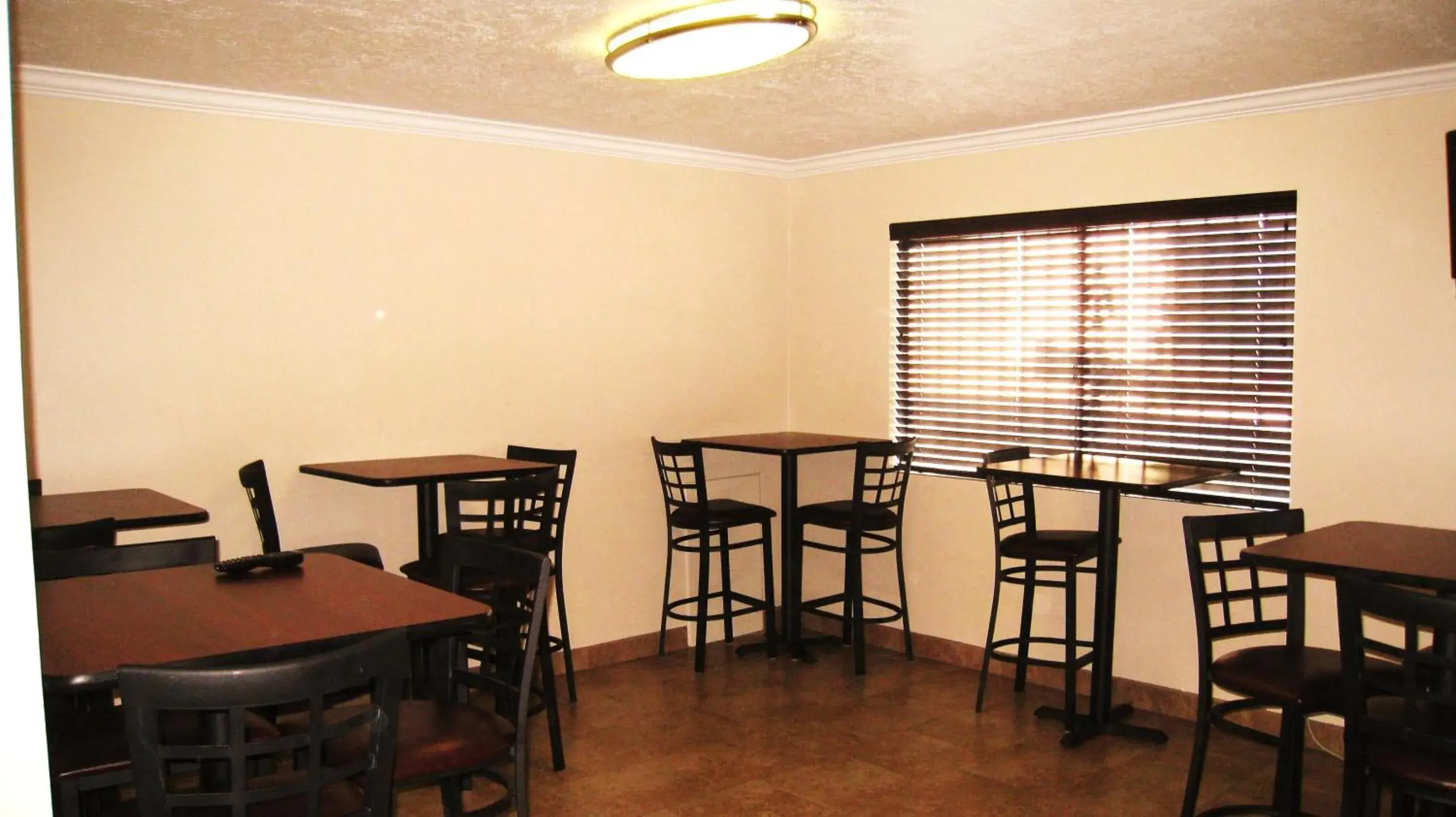 Restaurant/places to eat in Discovery Inn Restaurant/places to eat in Discovery Inn