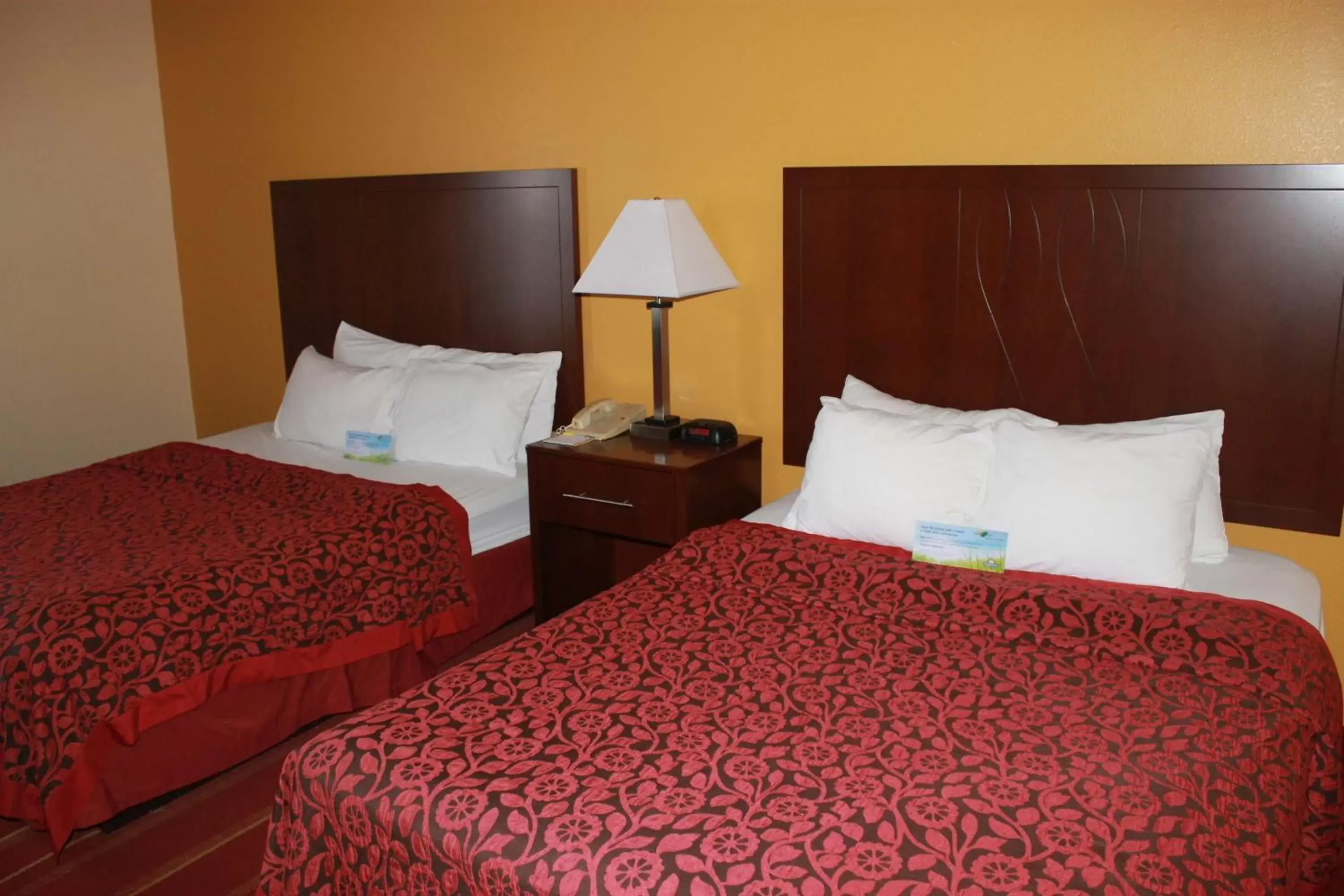 Photo of the whole room, Bed in Days Inn by Wyndham Walcott Davenport