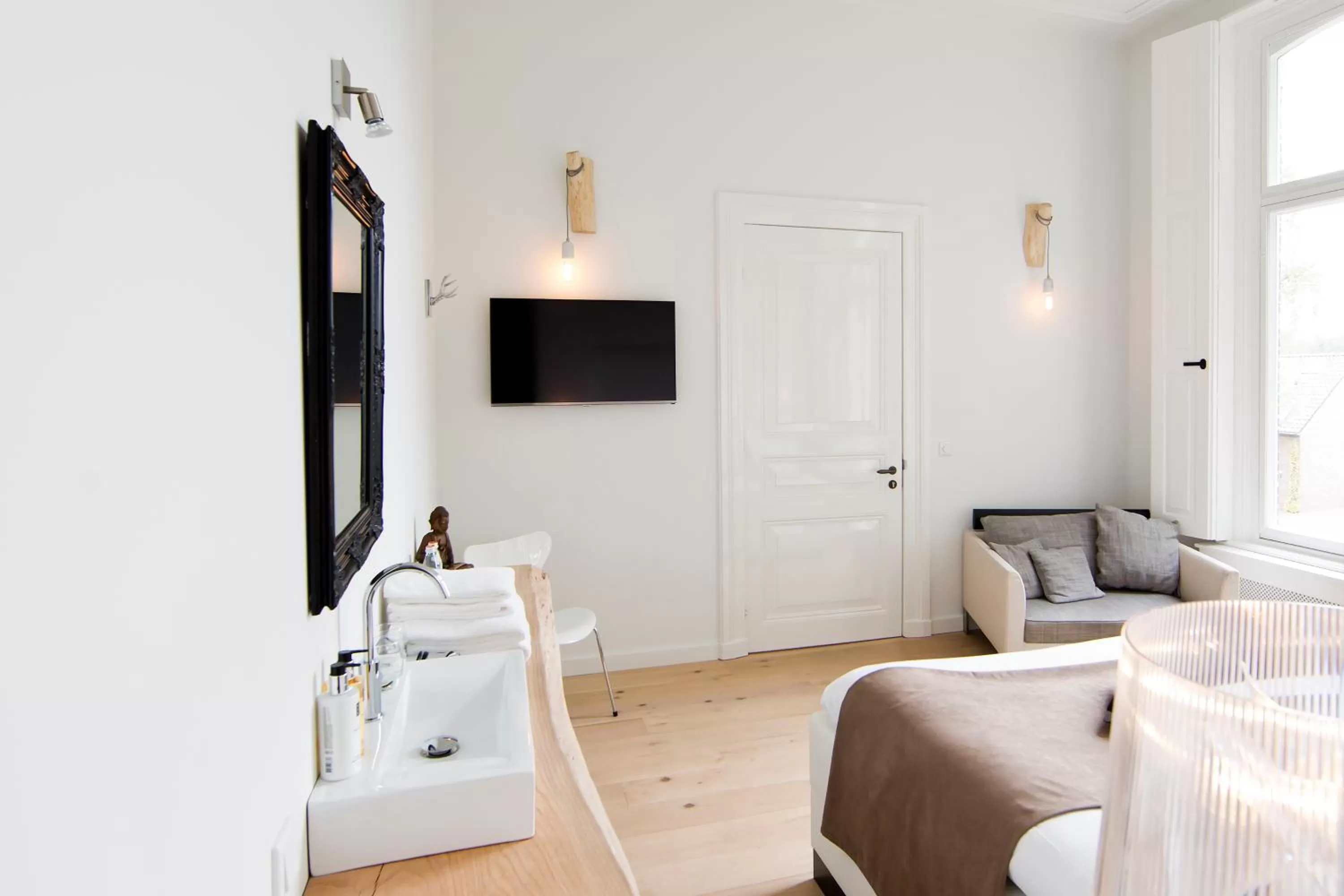 Communal lounge/ TV room in Villa Polder