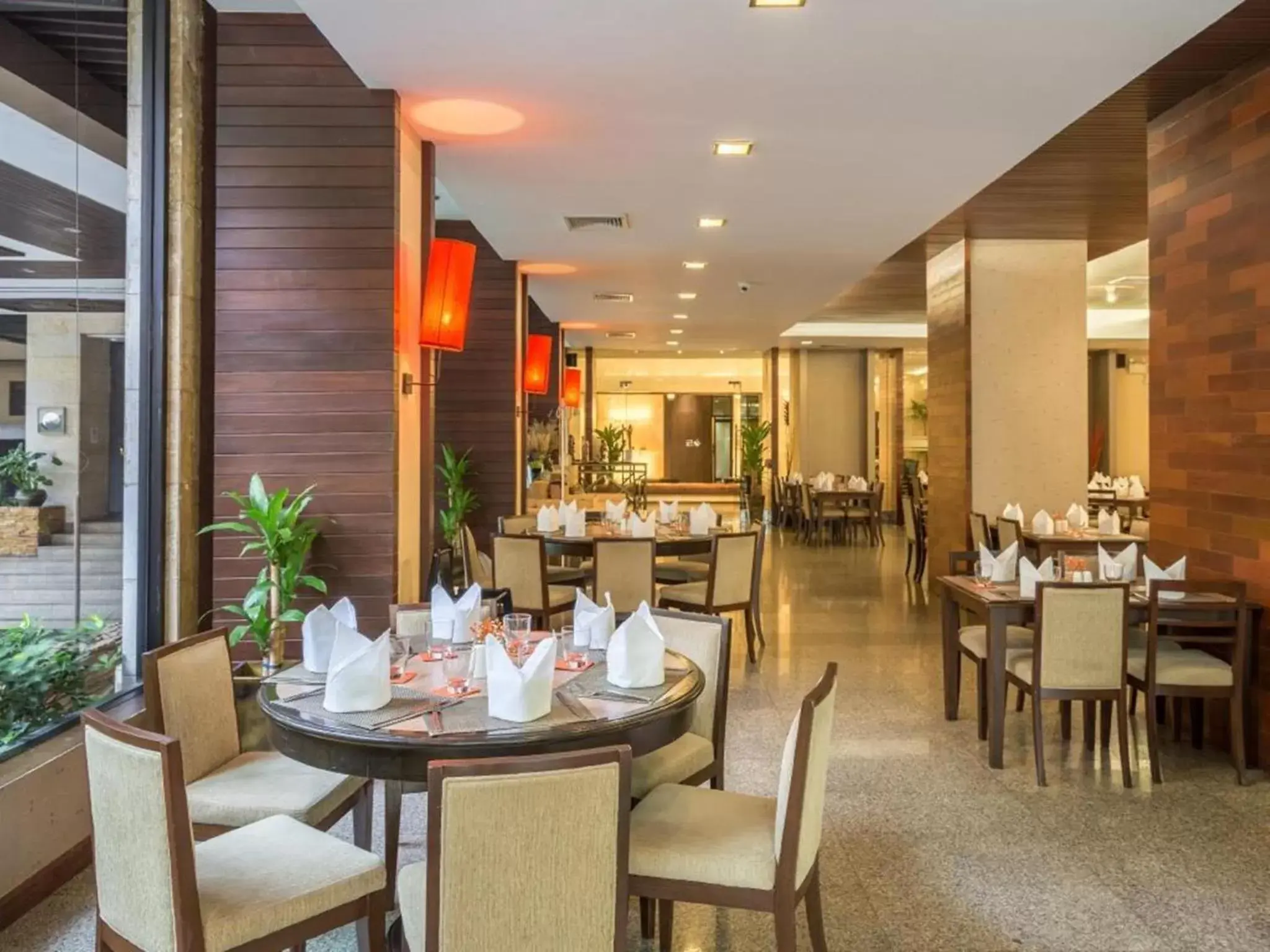 Restaurant/Places to Eat in Sunbeam Hotel Pattaya - SHA Extra Plus