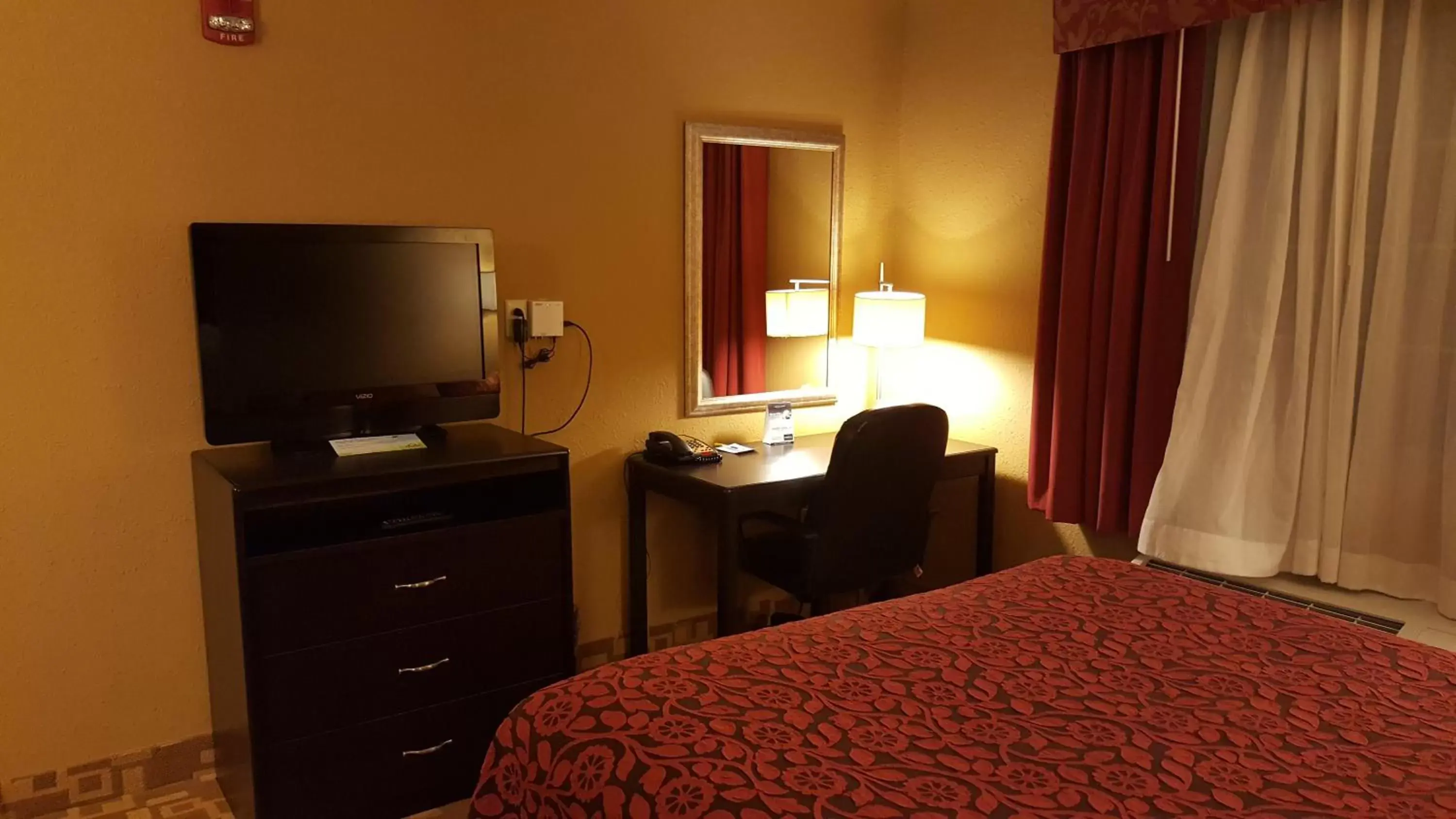 Bedroom, TV/Entertainment Center in Days Inn by Wyndham Central City