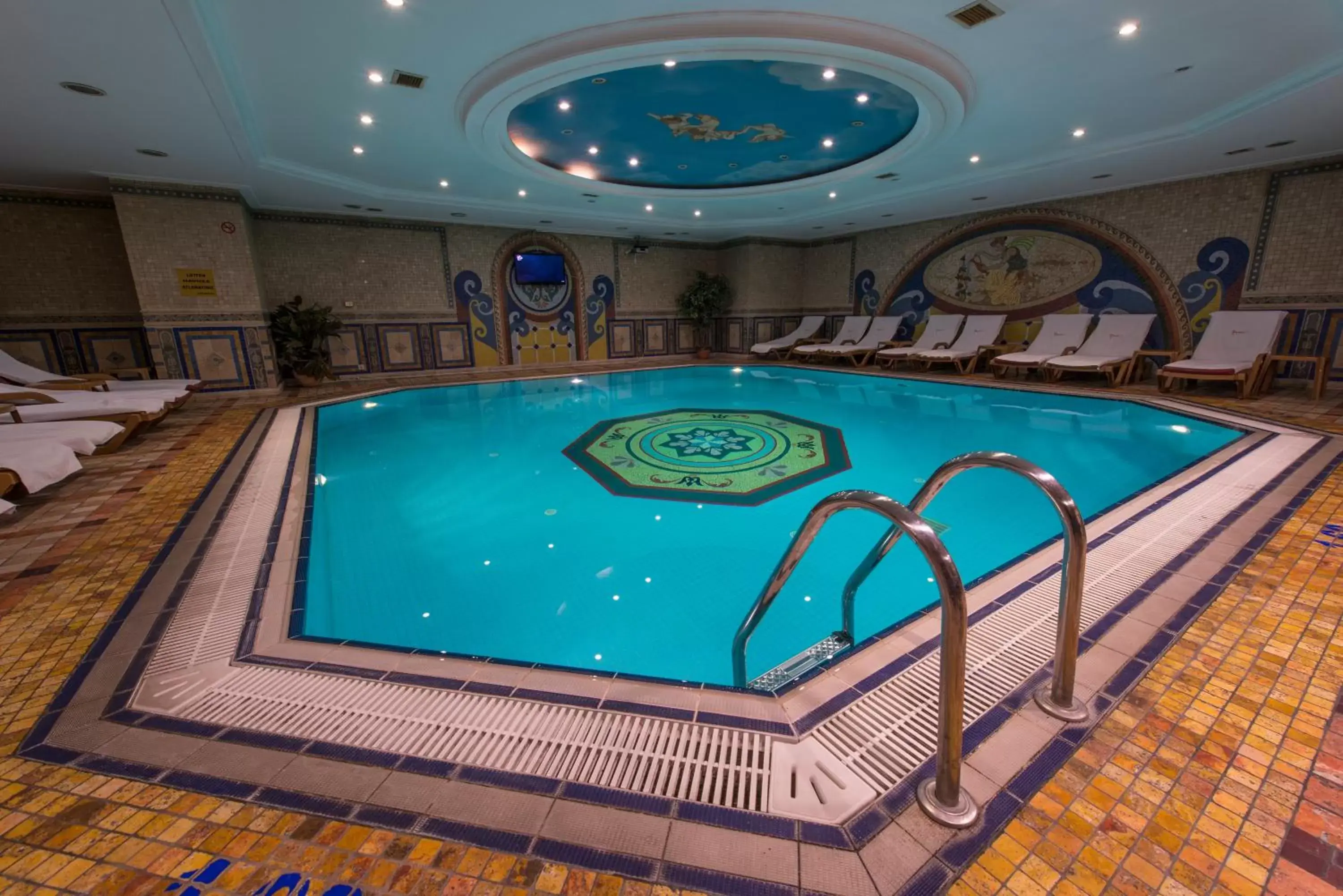 Swimming Pool in Akar International Hotel