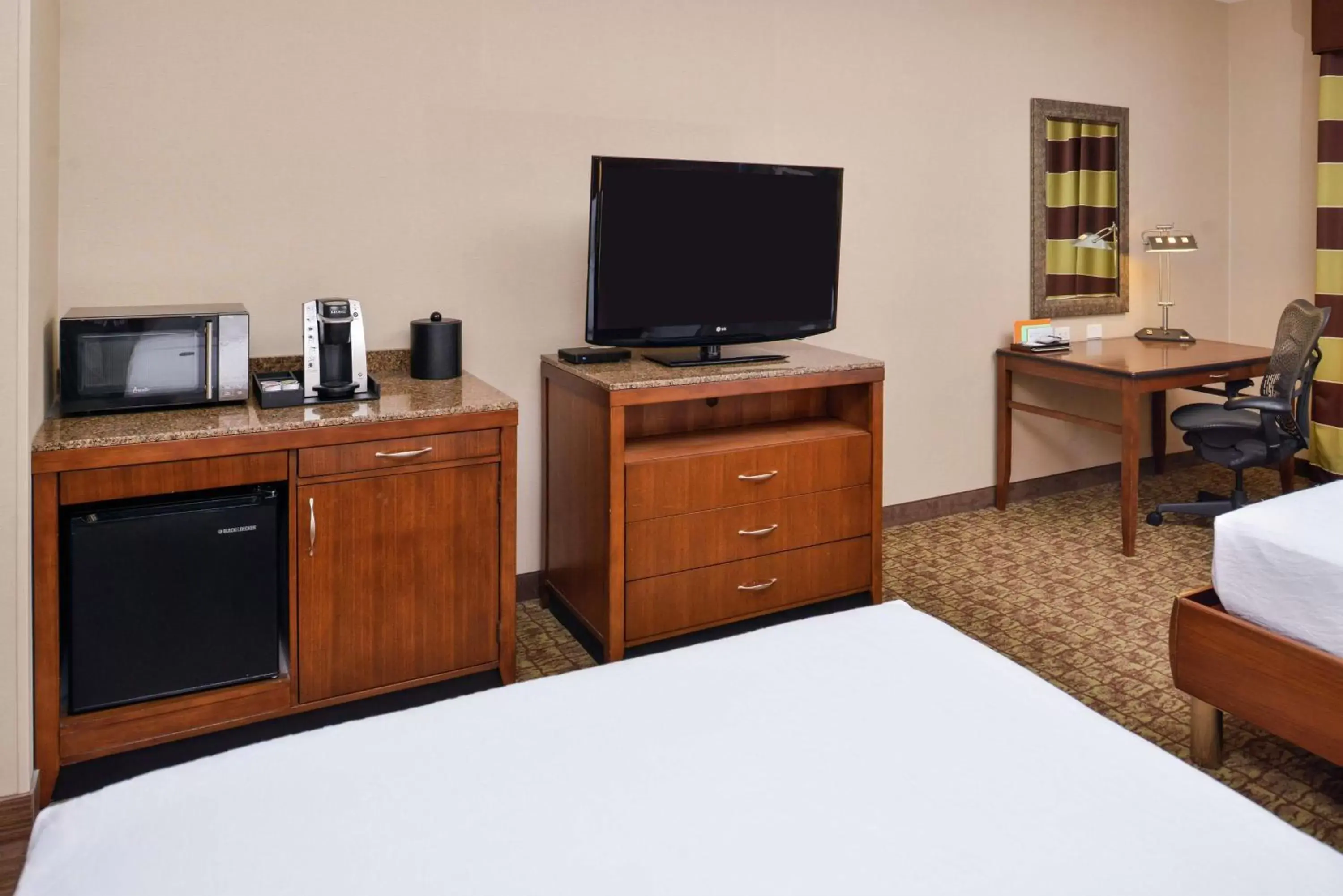 Bedroom, TV/Entertainment Center in Hilton Garden Inn Boise Spectrum