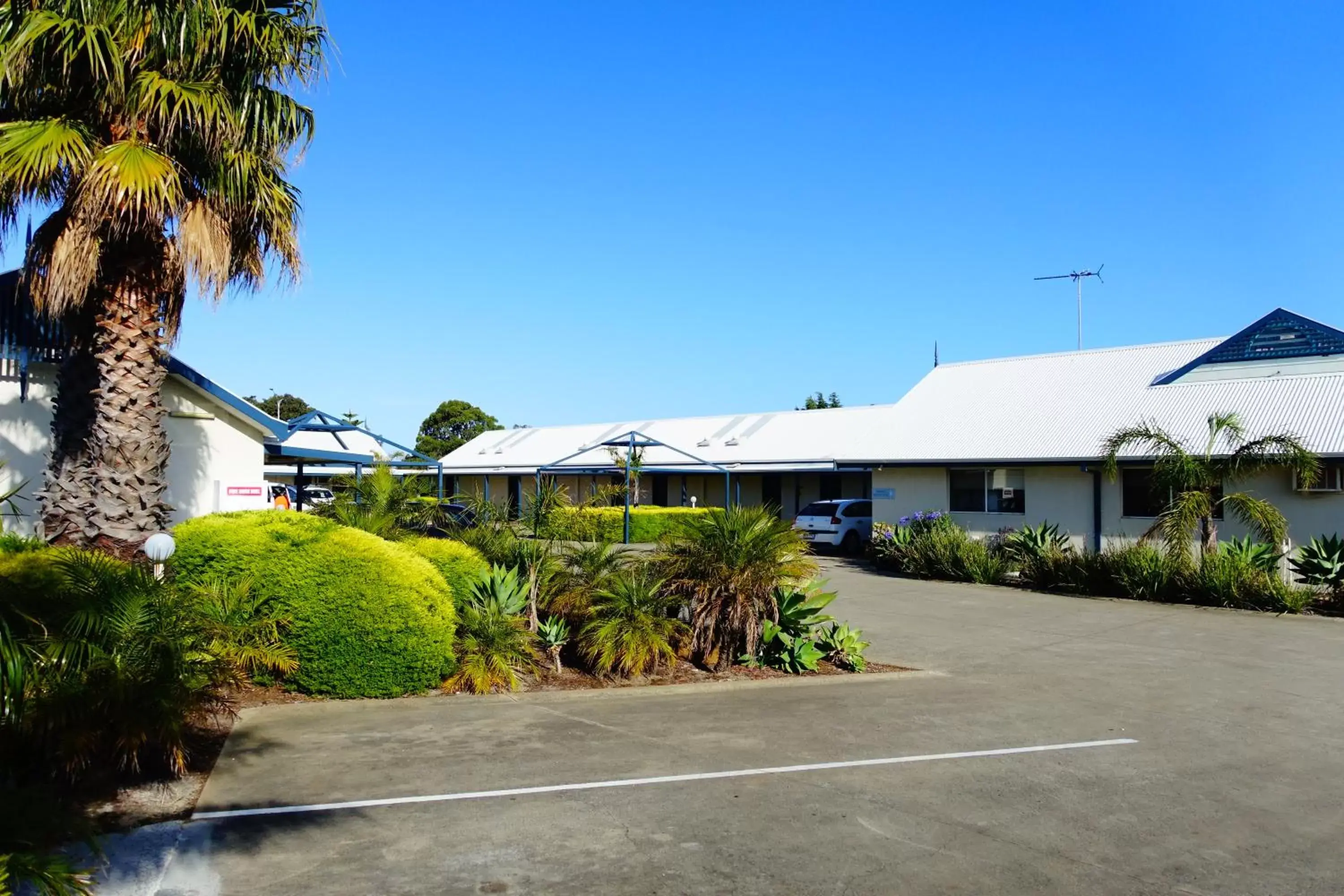 Facade/entrance, Property Building in Torquay Tropicana Motel