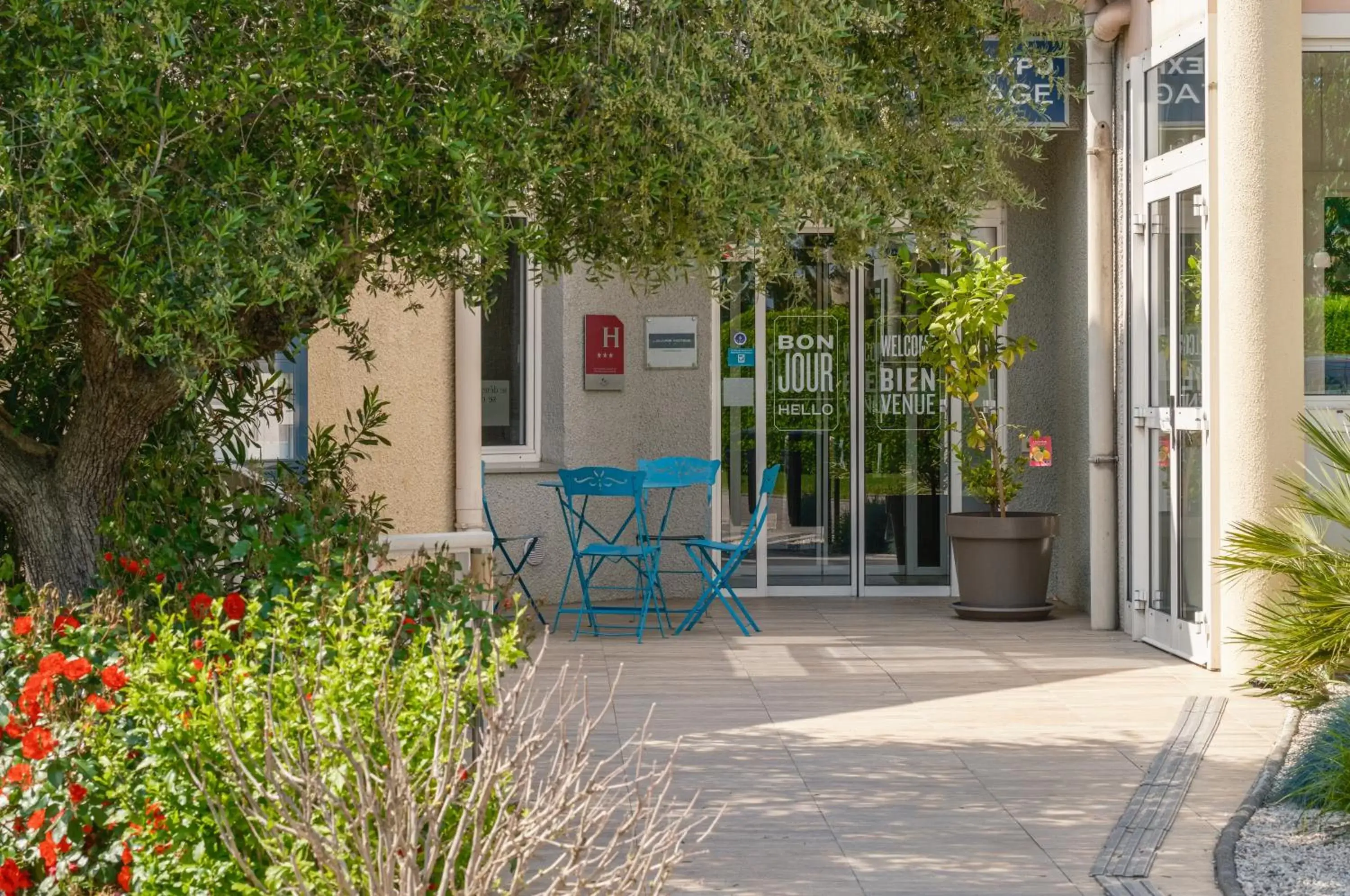 Facade/entrance in Kyriad Lyon Est - Bron Eurexpo Le Cottage Facade/entrance in Kyriad Lyon Est - Bron Eurexpo Le Cottage