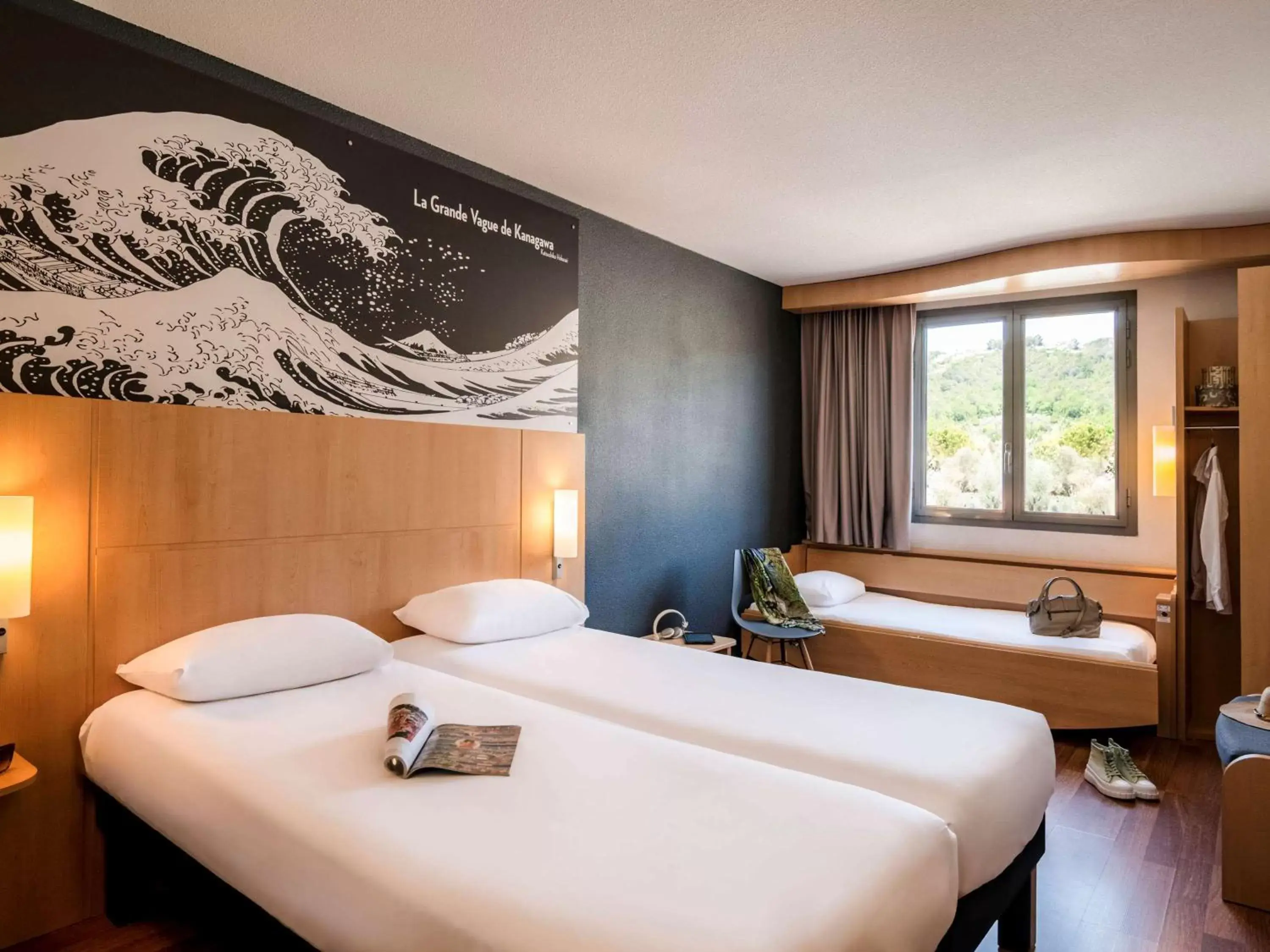 Bedroom in IBIS Cannes Mouans Sartoux Piscine parking gratuit