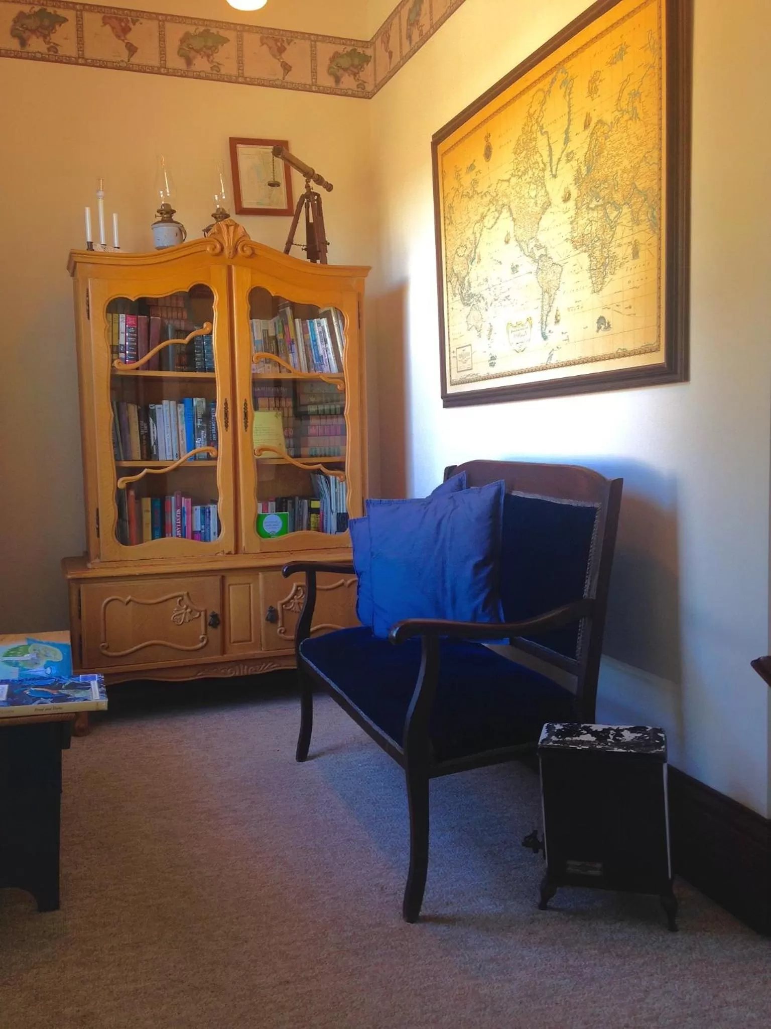 Communal lounge/ TV room in Captain's Inn at Moss Landing