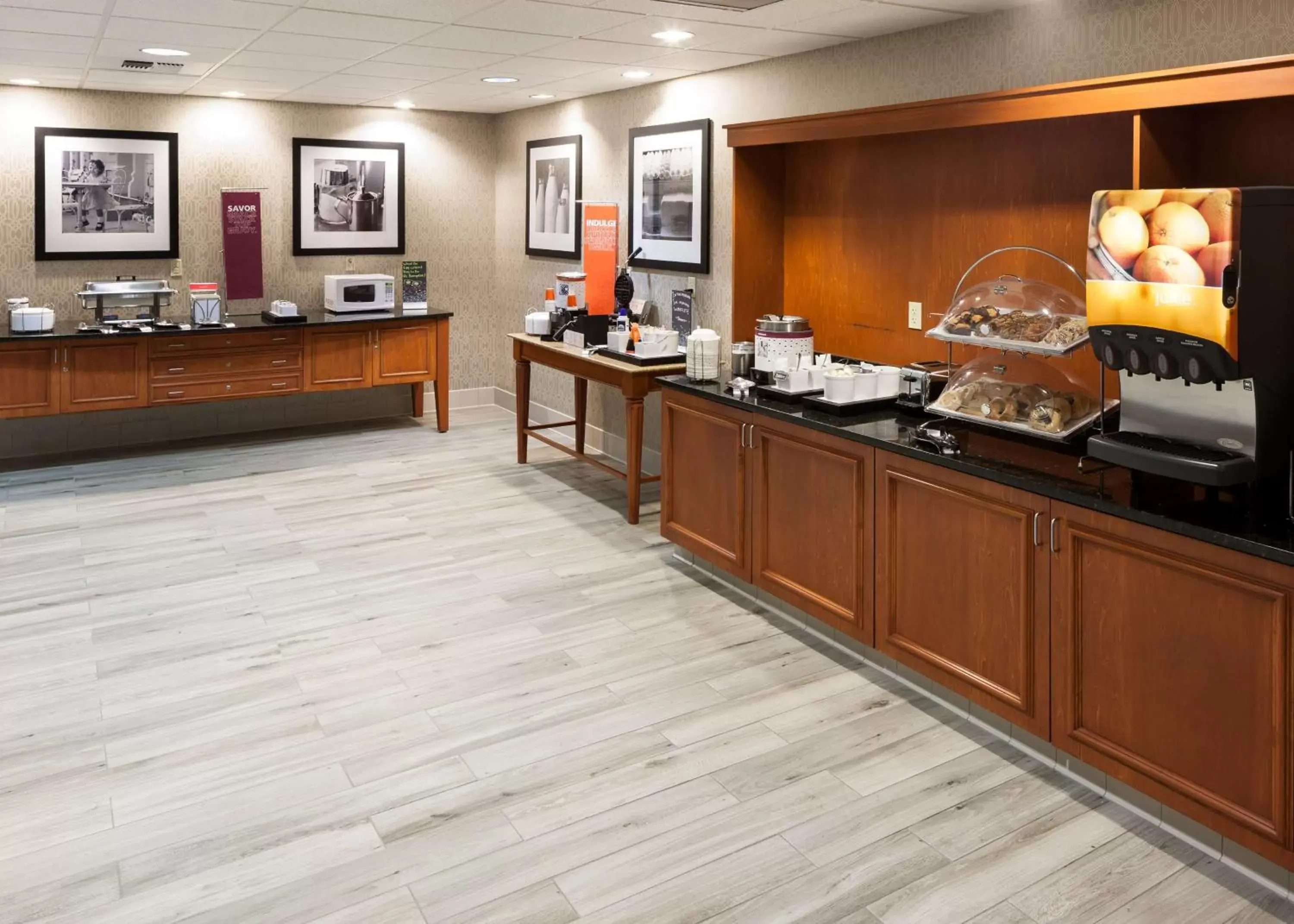 Dining area in Hampton Inn & Suites Tulare