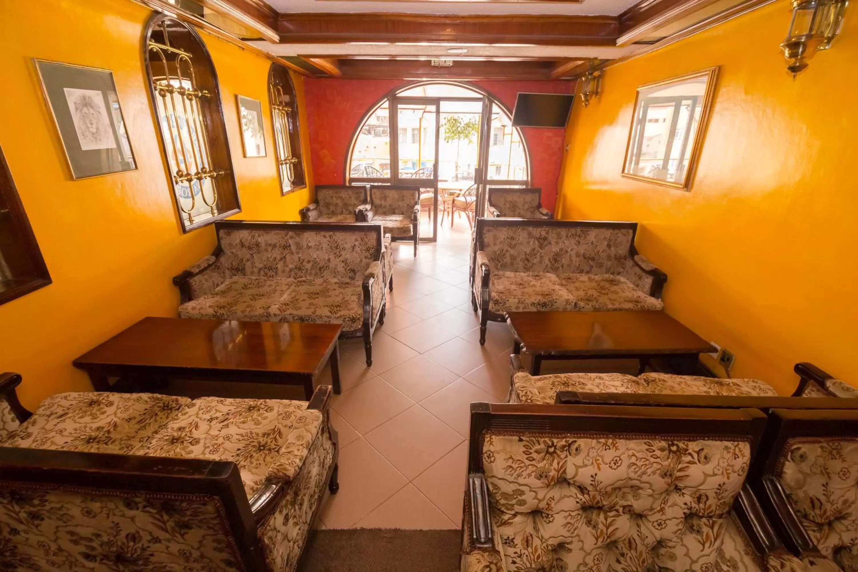 Restaurant/places to eat in Marble Arch Hotel