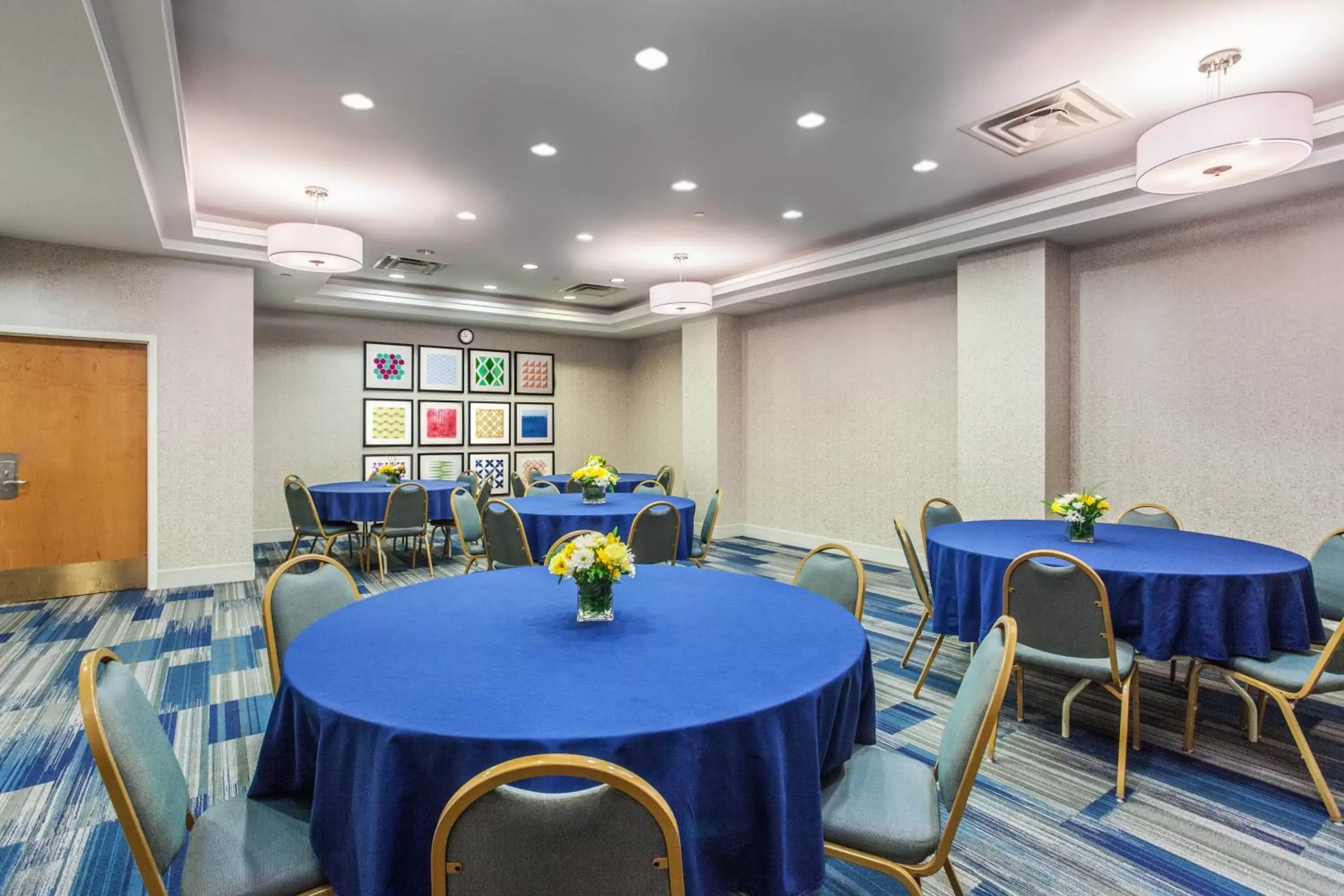 Meeting/conference room, Restaurant/Places to Eat in Holiday Inn Express Hauppauge-Long Island, an IHG Hotel