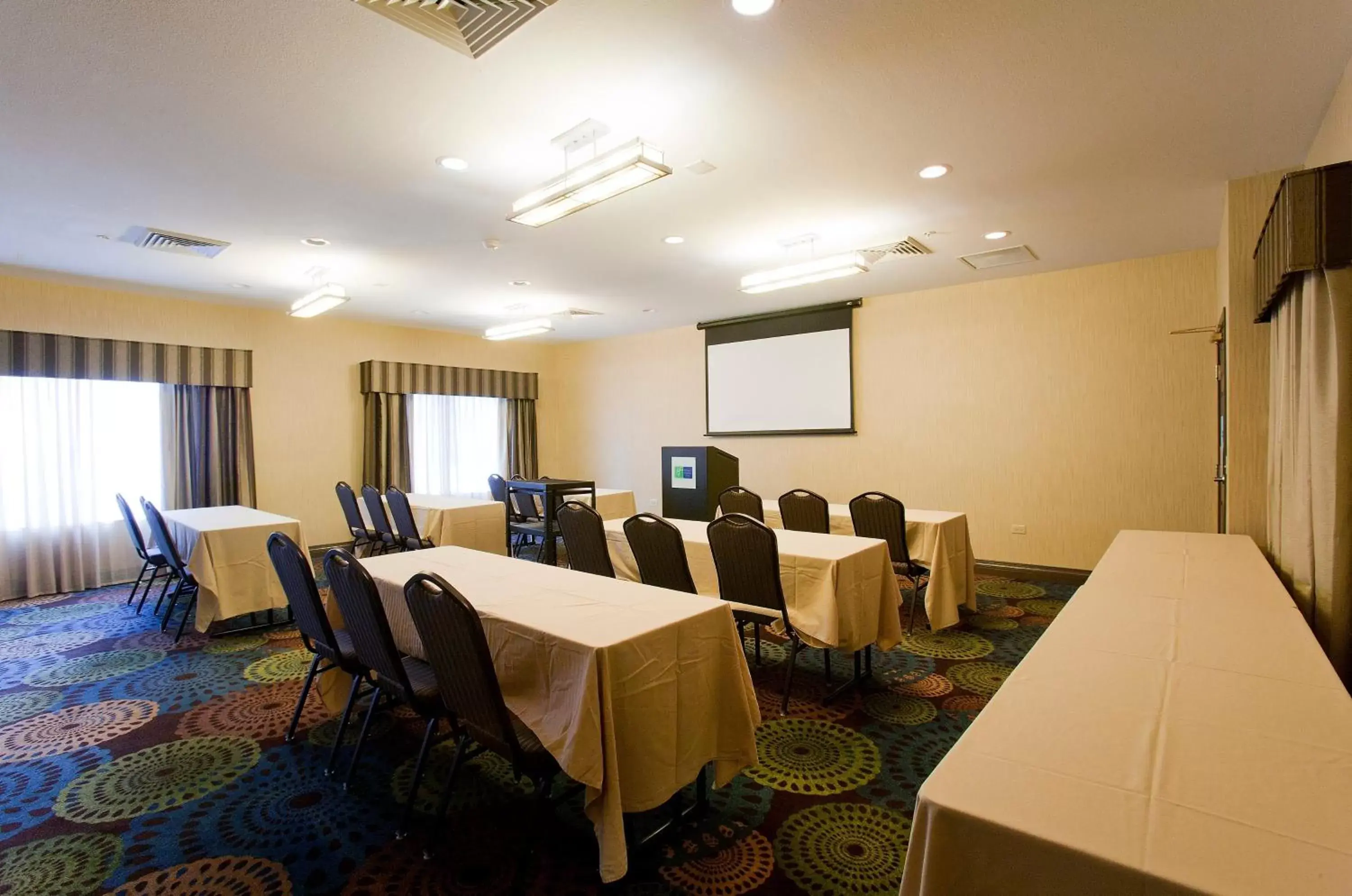 Meeting/conference room in Holiday Inn Express Hotel & Suites Chicago-Deerfield/Lincolnshire, an IHG Hotel