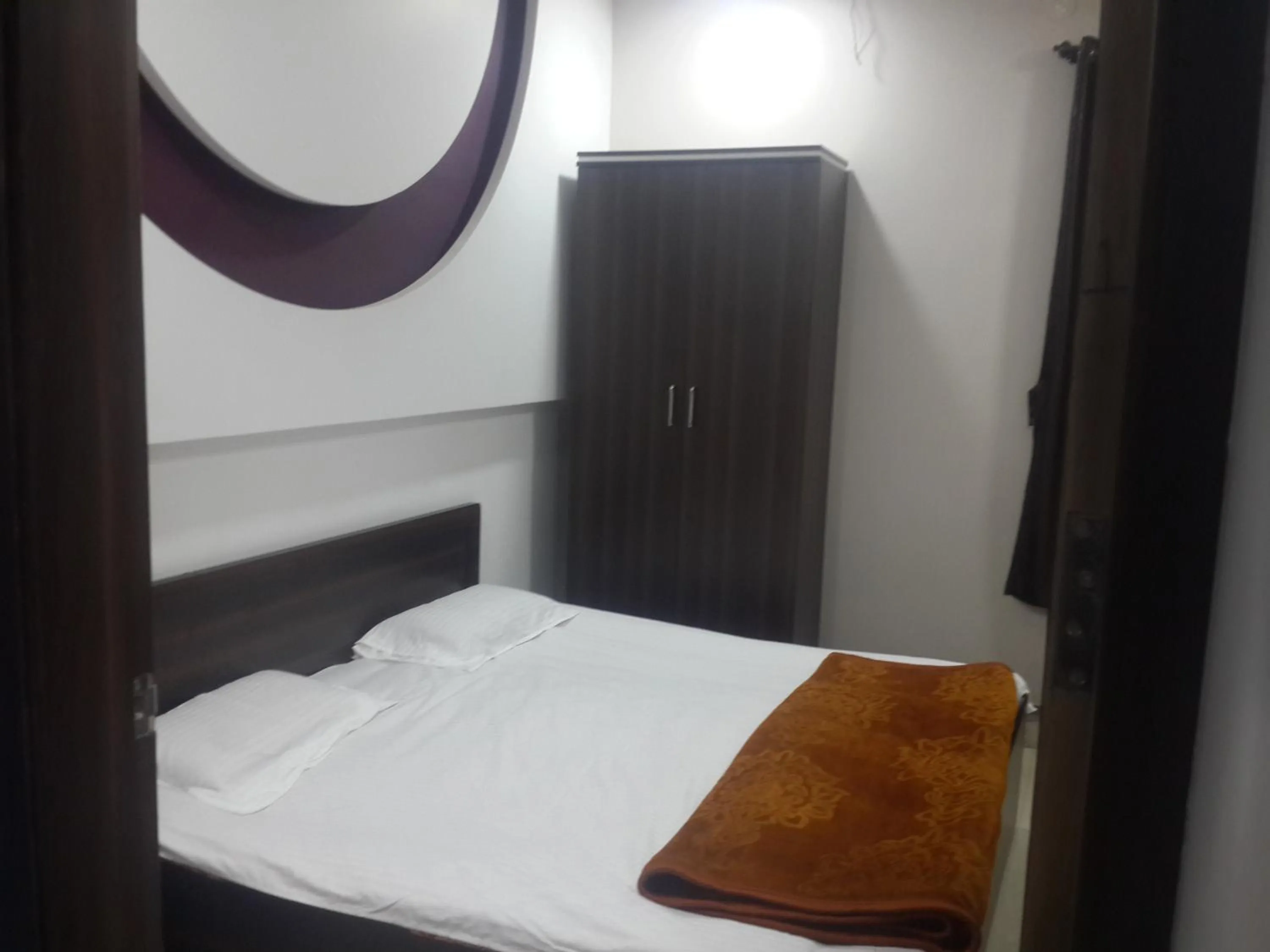 Bedroom, Bed in Hotel Holiday Era Opposite Railway Station