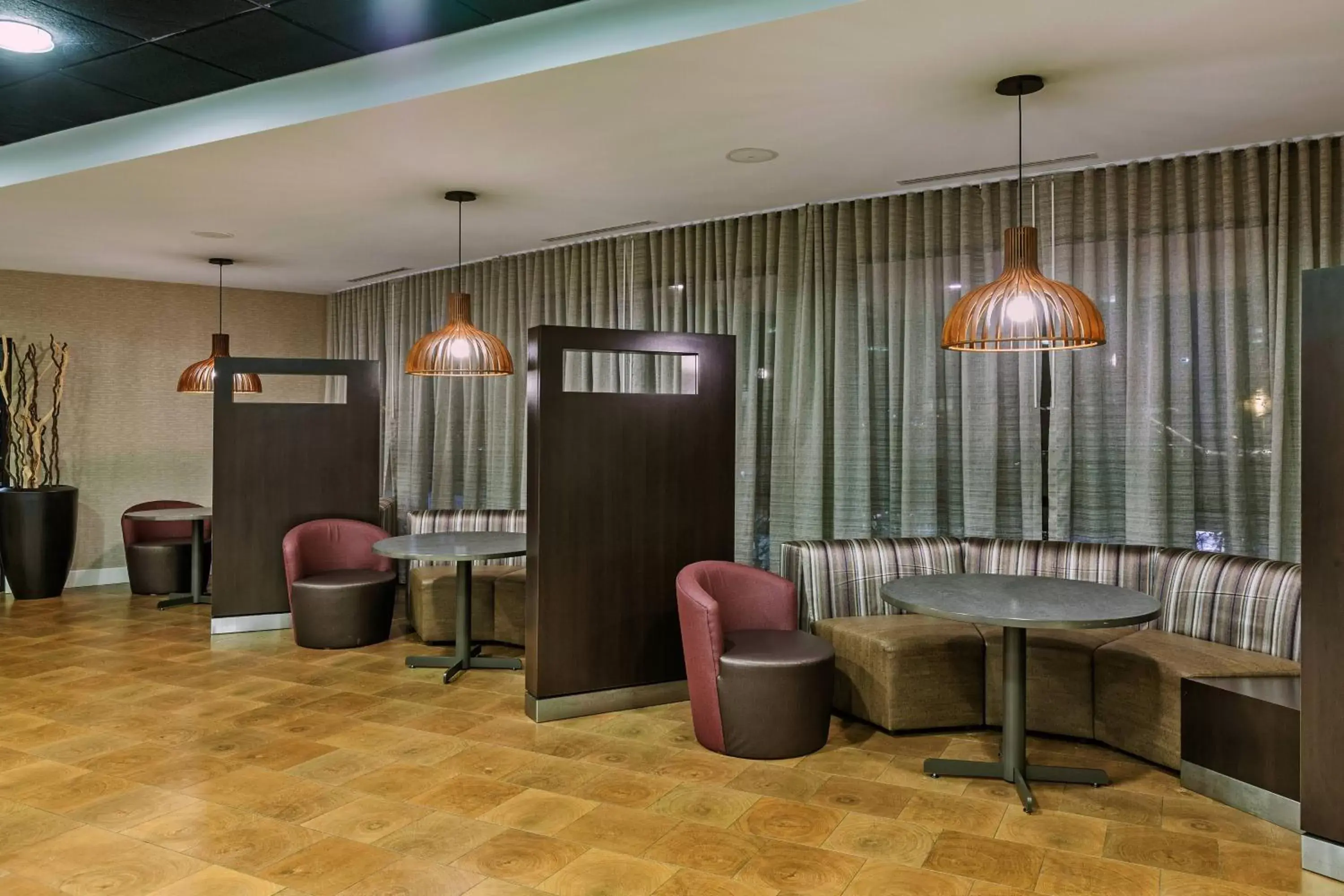 Restaurant/places to eat, Lounge/Bar in Courtyard by Marriott Tulsa Woodland Hills