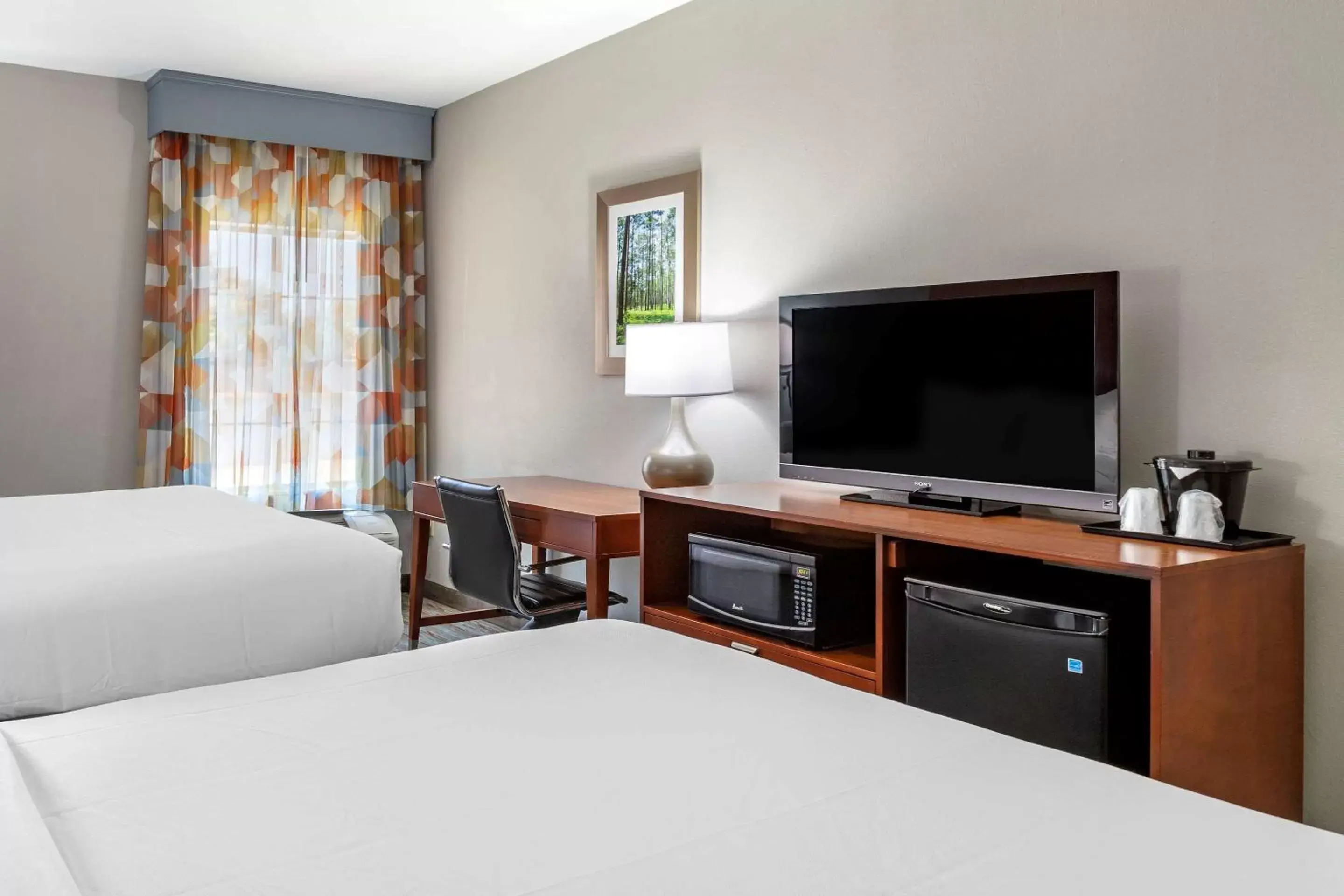 Photo of the whole room, Bed in Comfort Inn & Suites