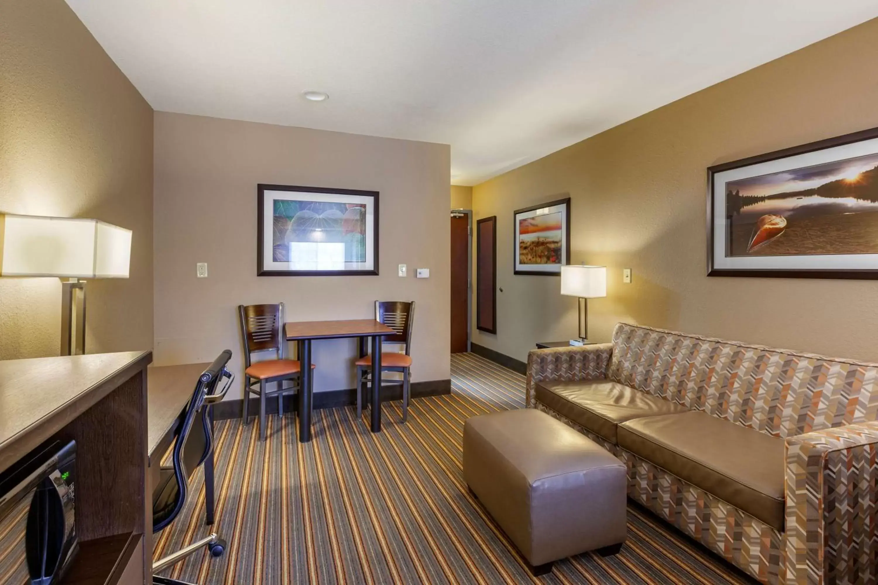 Bedroom, Seating Area in Best Western Plus Woodstock Inn & Suites