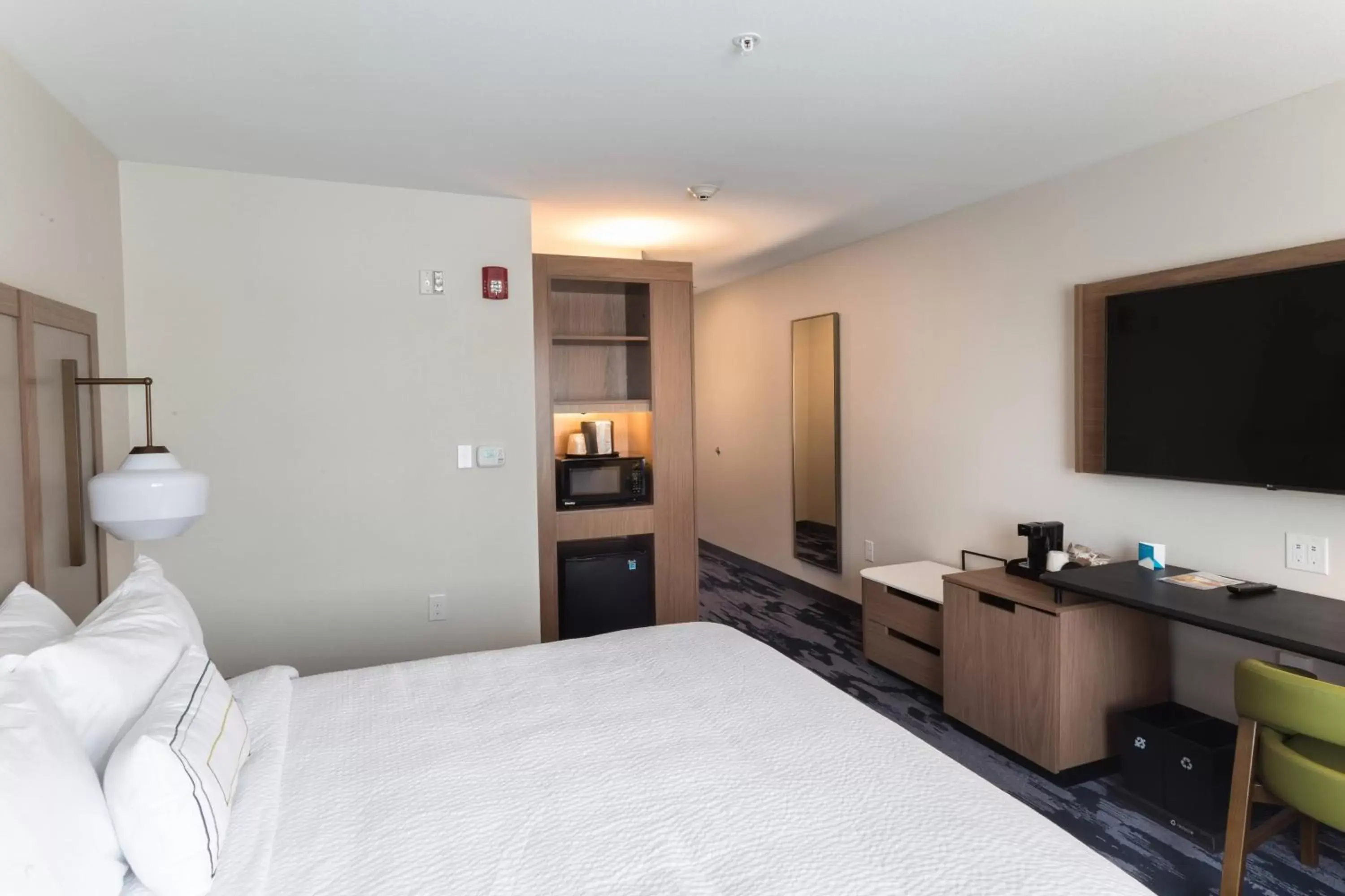 Photo of the whole room, Bed in Fairfield Inn & Suites by Marriott Northfield