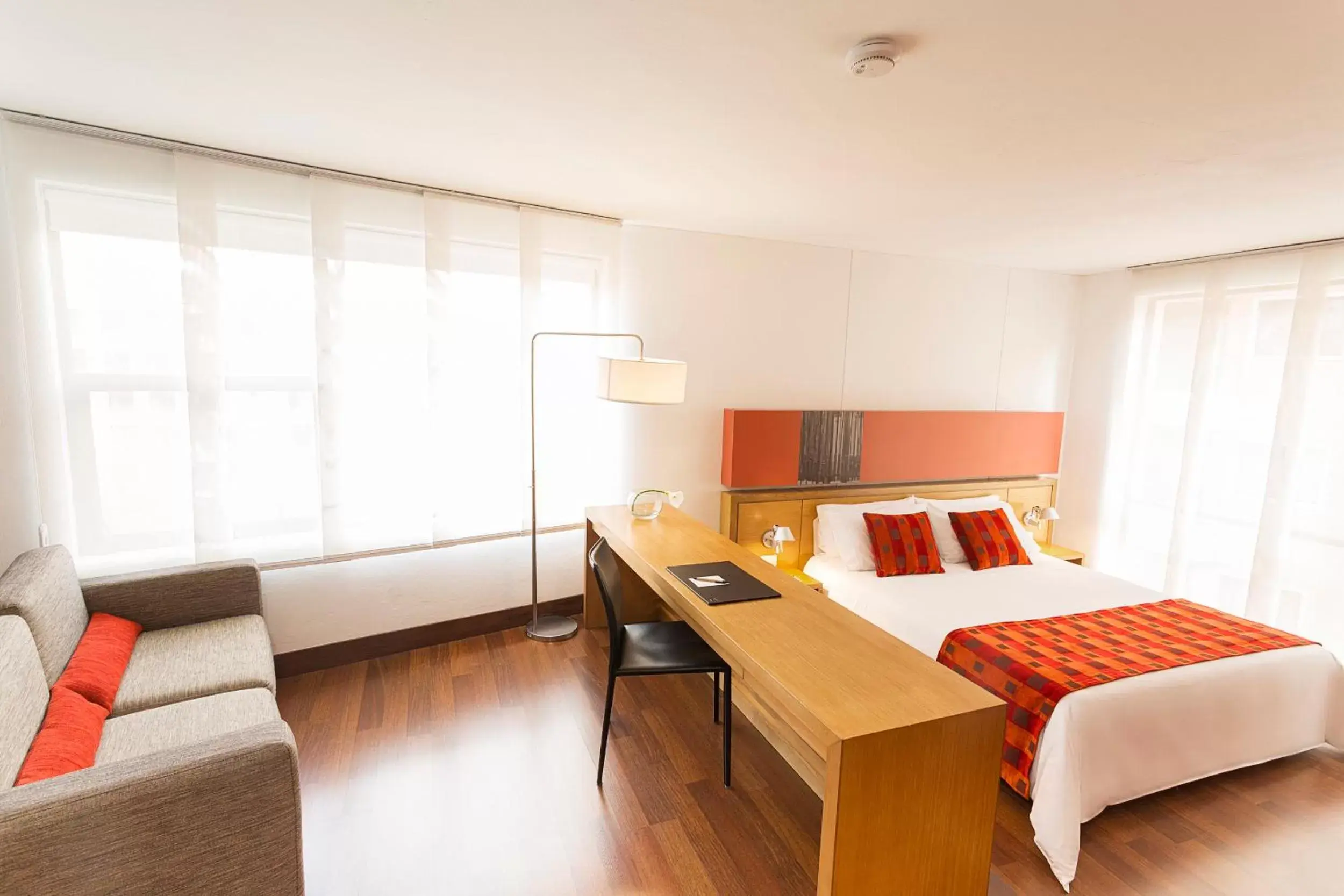 Bedroom, Kitchen/Kitchenette in Hotel bh La Quinta