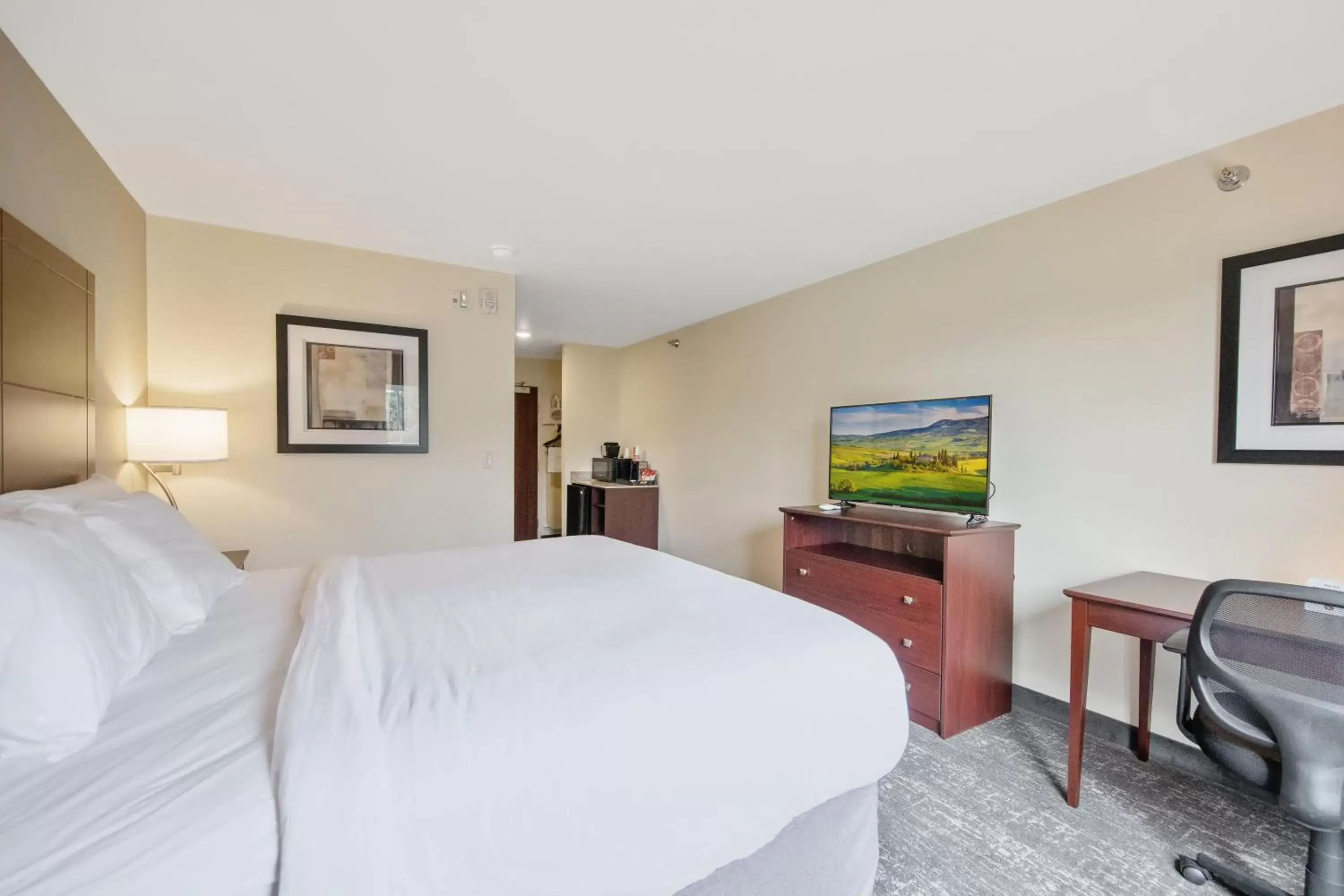 Bed in Cobblestone Hotel & Suites - Austin