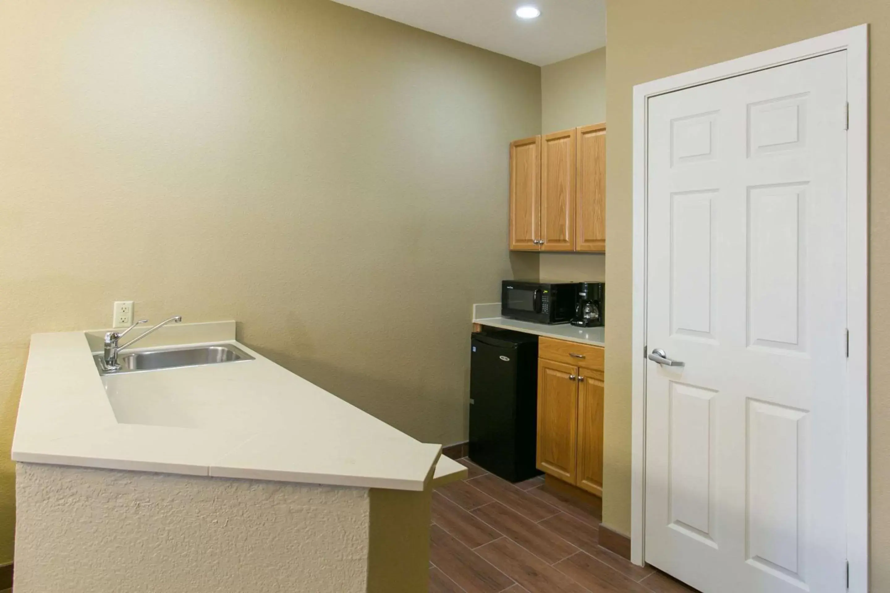 Photo of the whole room, Kitchen/Kitchenette in Comfort Suites Austin NW Lakeline