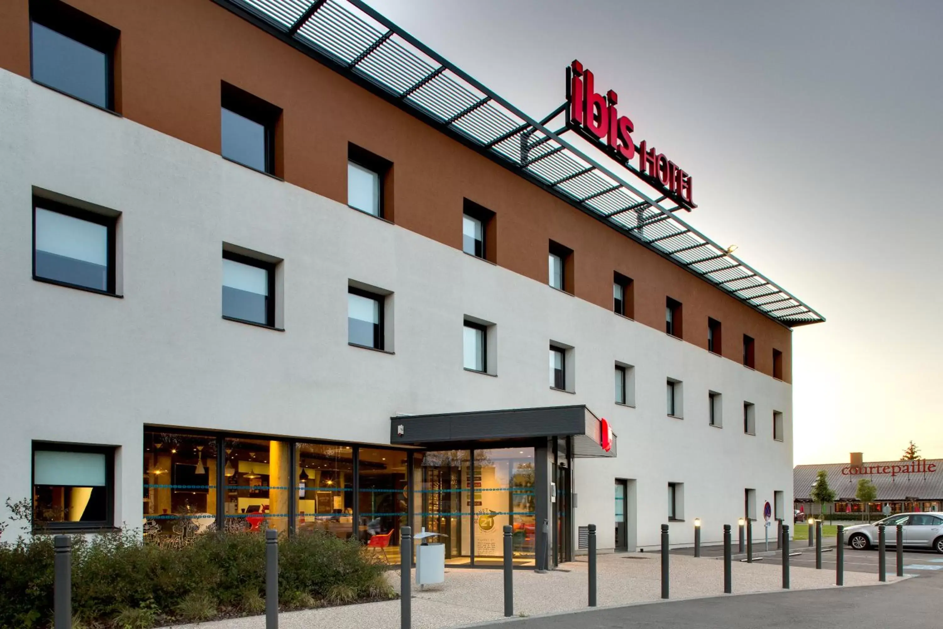 Facade/Entrance in ibis Montceau les Mines