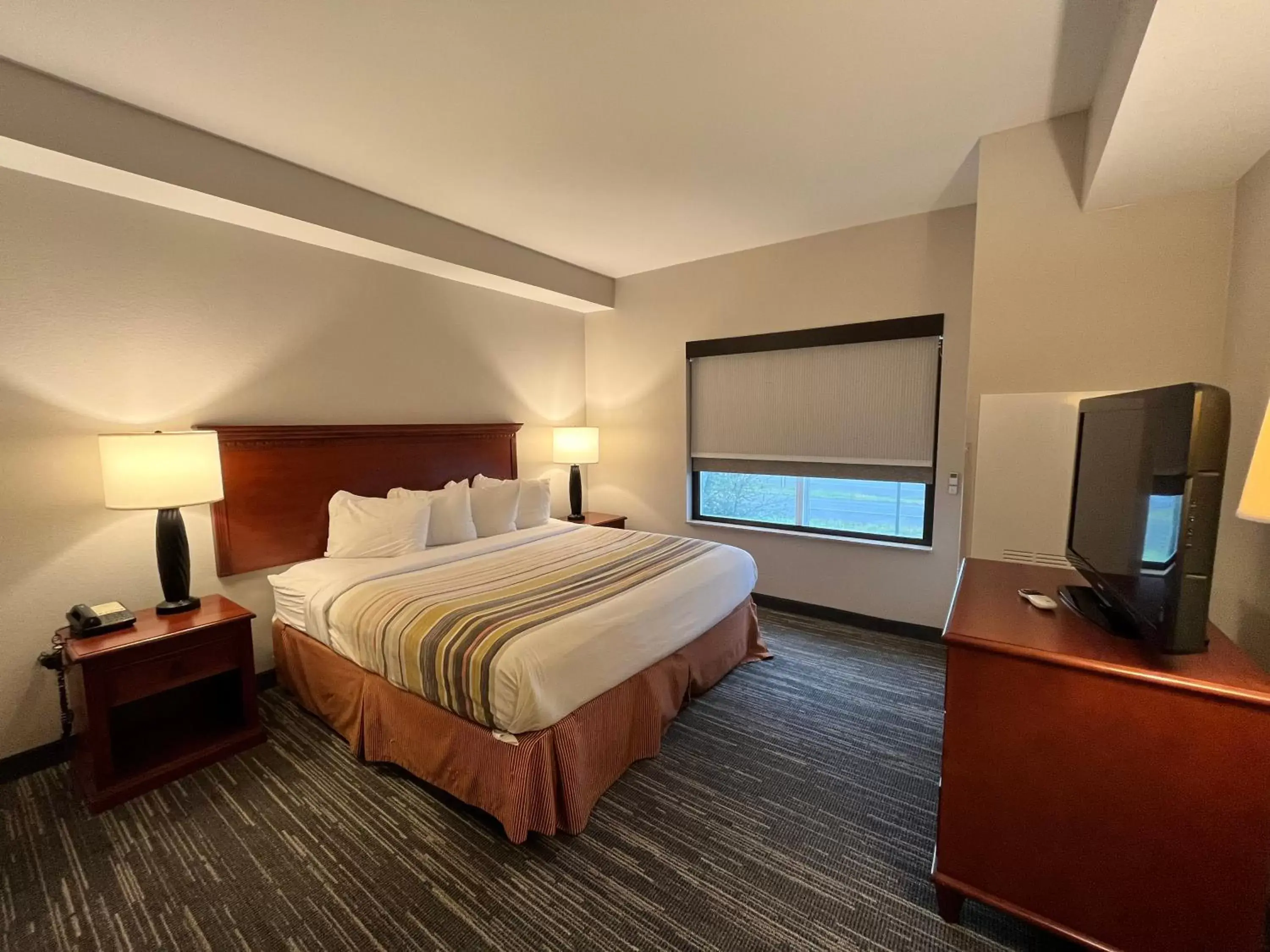 Bed in Country Inn & Suites by Radisson, Harrisburg - Hershey-West, PA