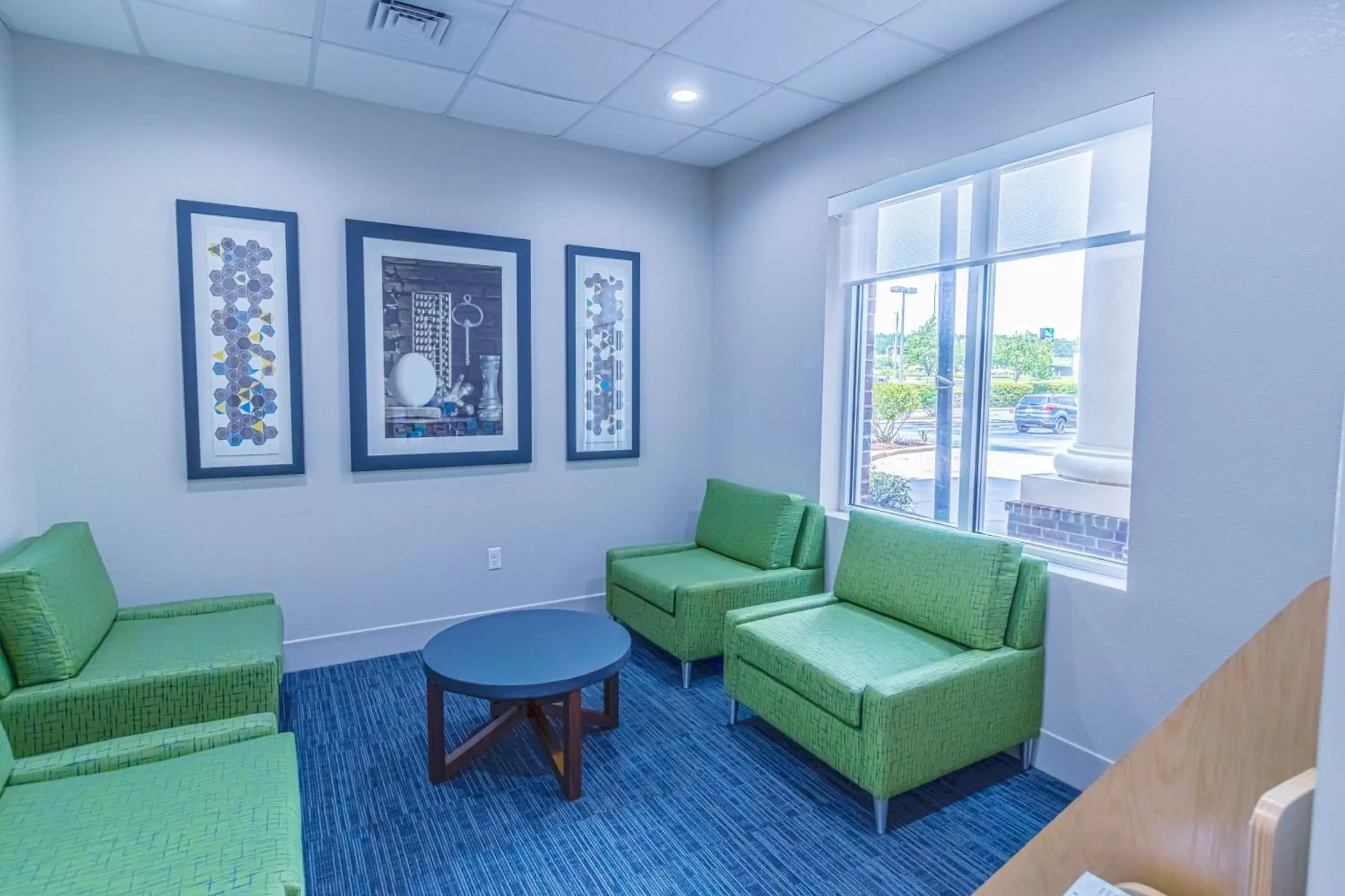 Lobby or reception, Seating Area in Holiday Inn Express Hotel & Suites Crestview South I-10, an IHG Hotel