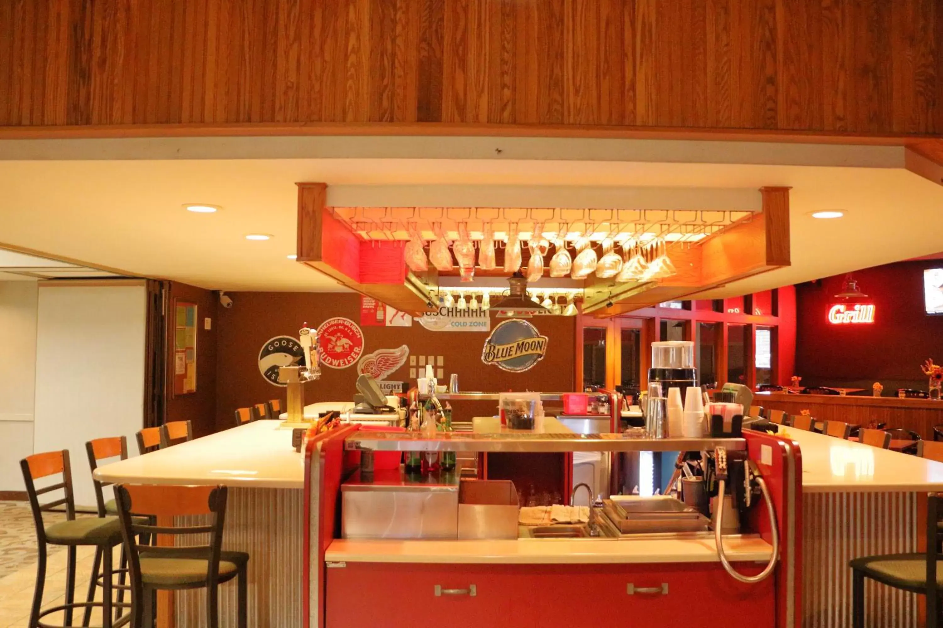 Lounge or bar in Ramada by Wyndham Alpena Lounge or bar in Ramada by Wyndham Alpena