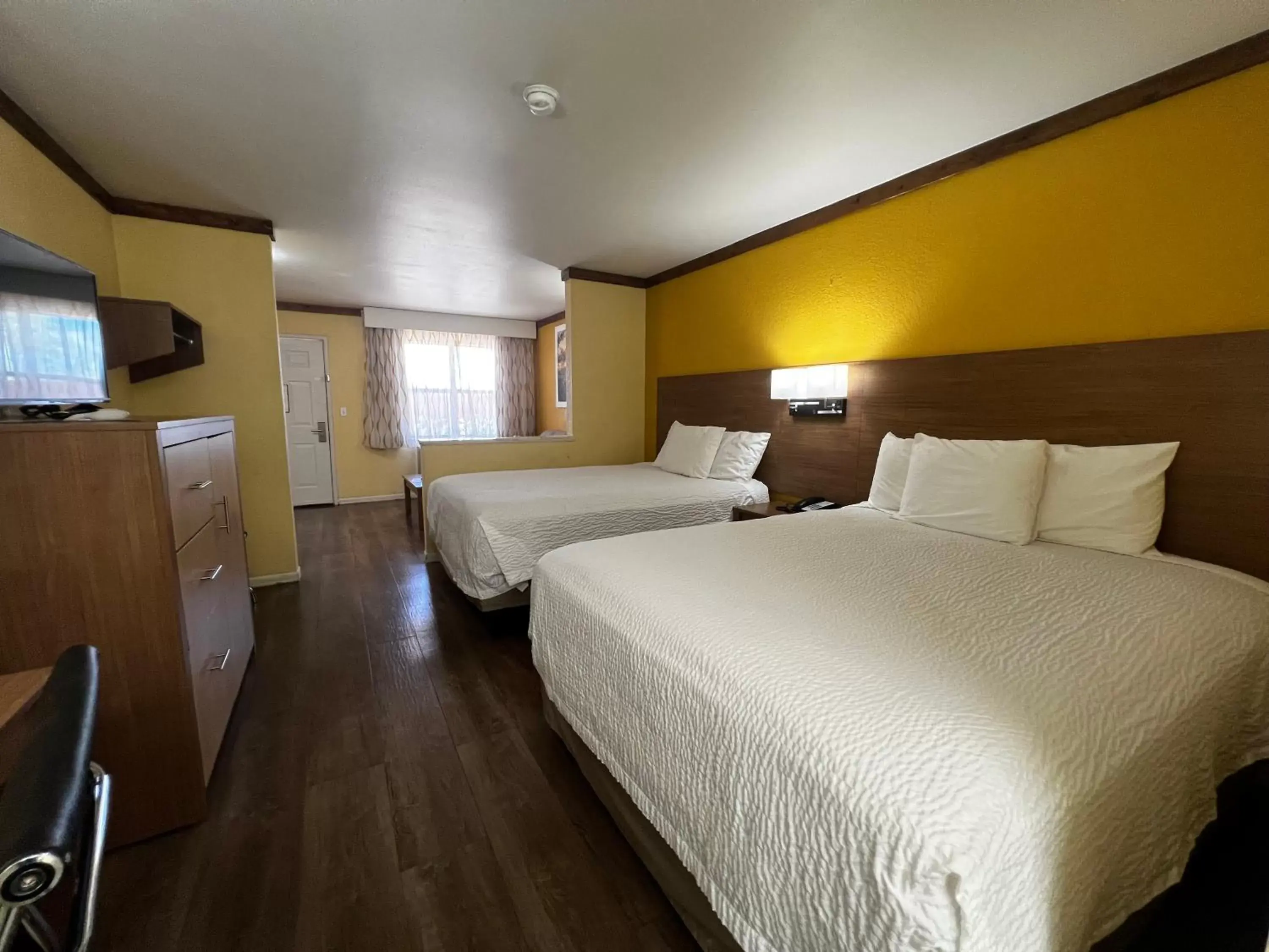 Photo of the whole room, Bed in Days Inn by Wyndham Suites Fredericksburg