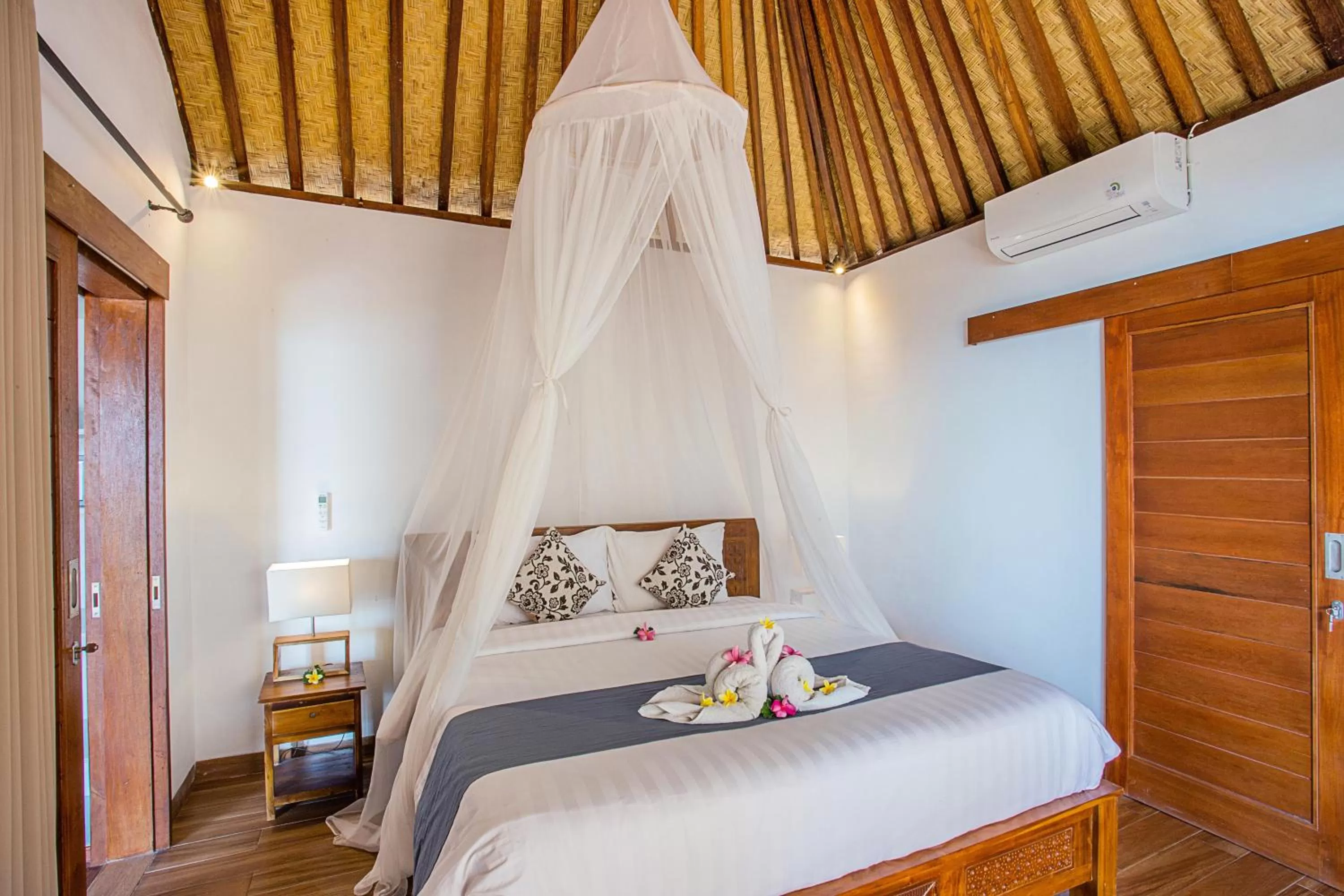 Bed in Nusa Veranda Sunset Villas & Restaurant