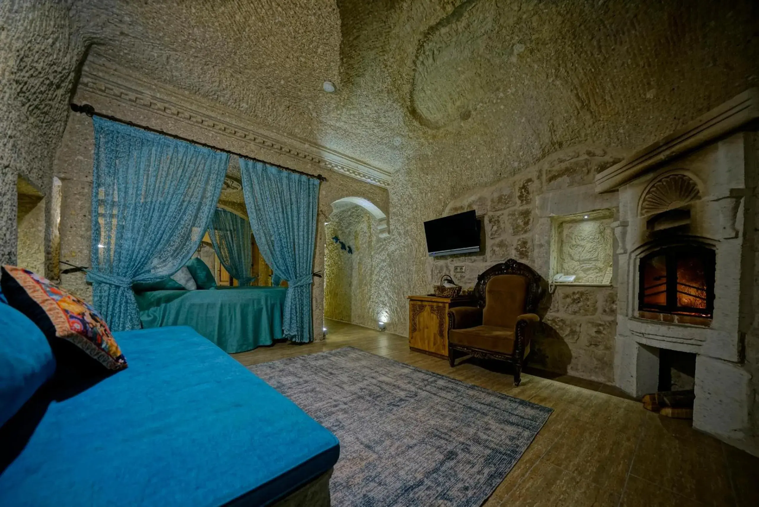 Bed, Seating Area in Holiday Cave Hotel