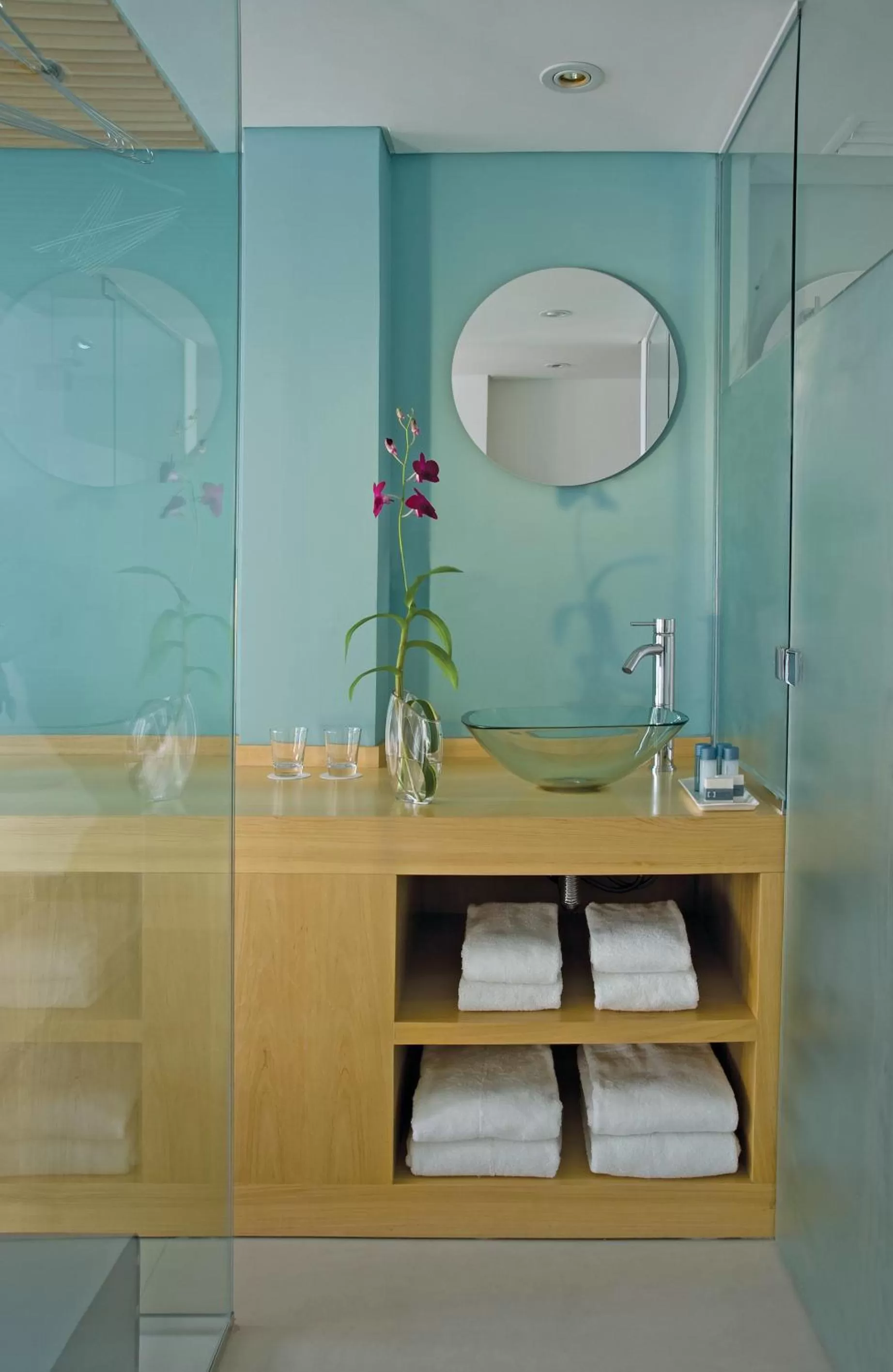 Bathroom in Rochester Hotel M