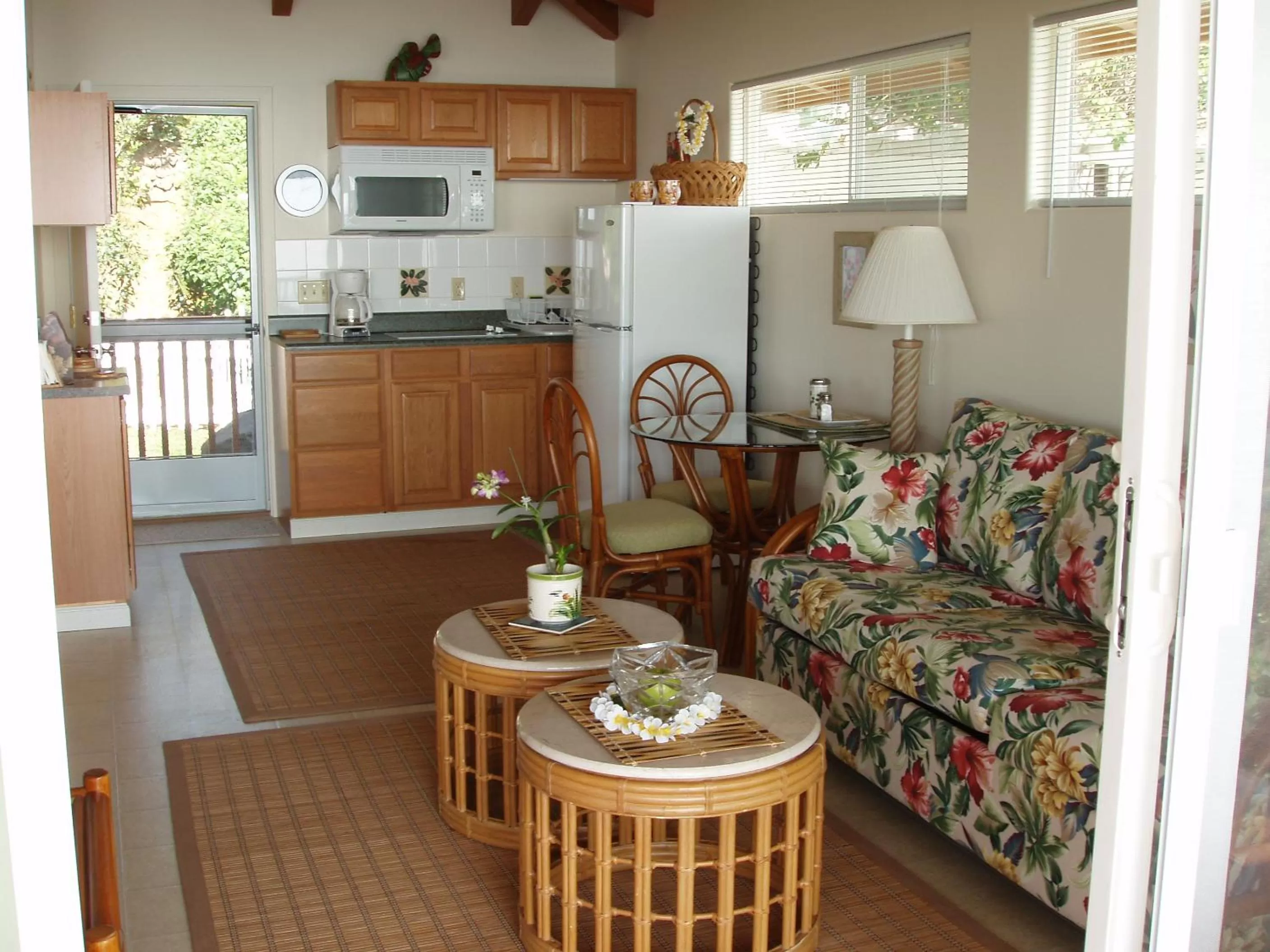 Living room, Kitchen/Kitchenette in Belle Vue Kona Inc