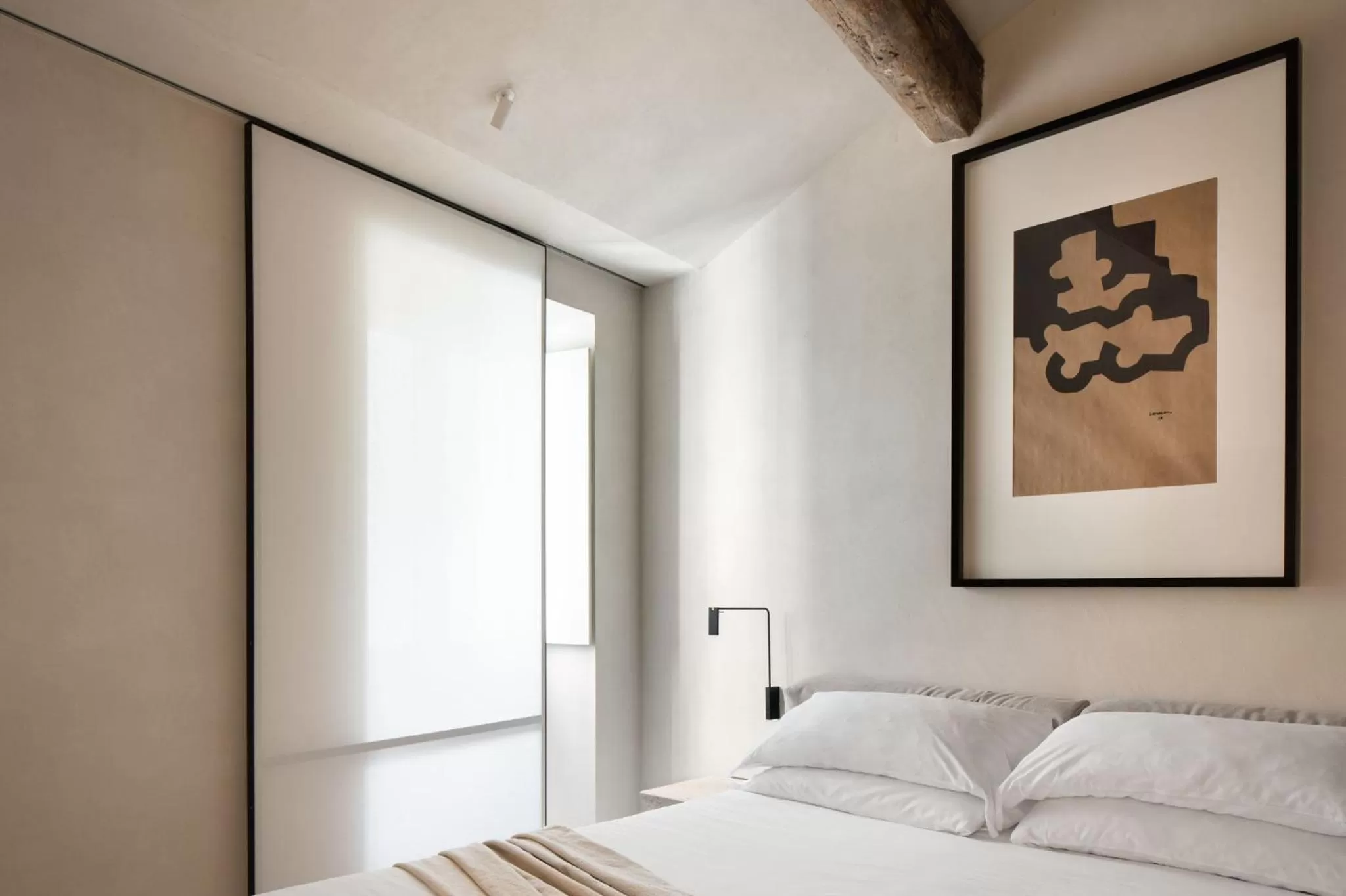 Photo of the whole room, Bed in Hotel Scenario