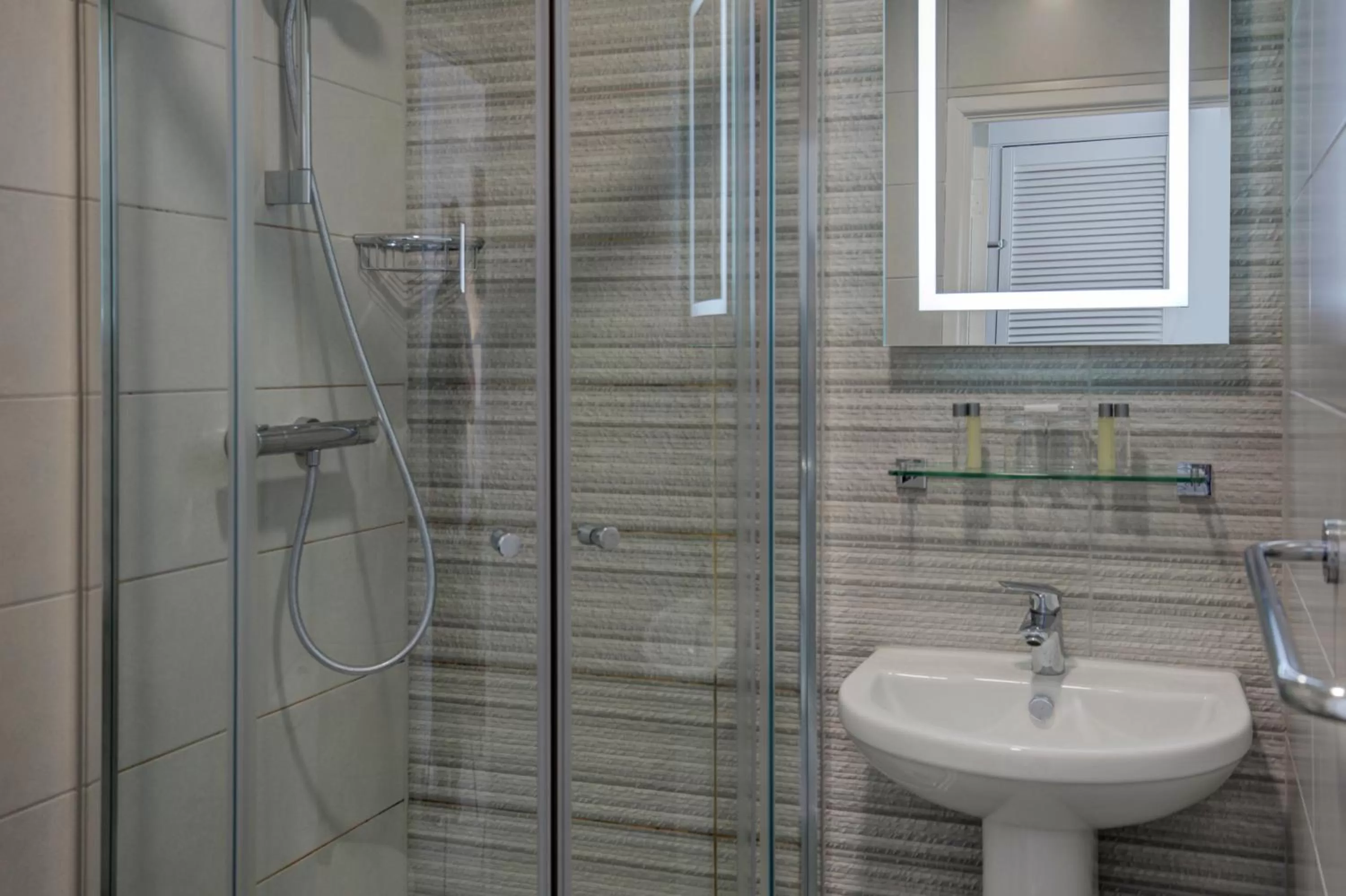 Bathroom in The Jephson Hotel; BW Signature Collection