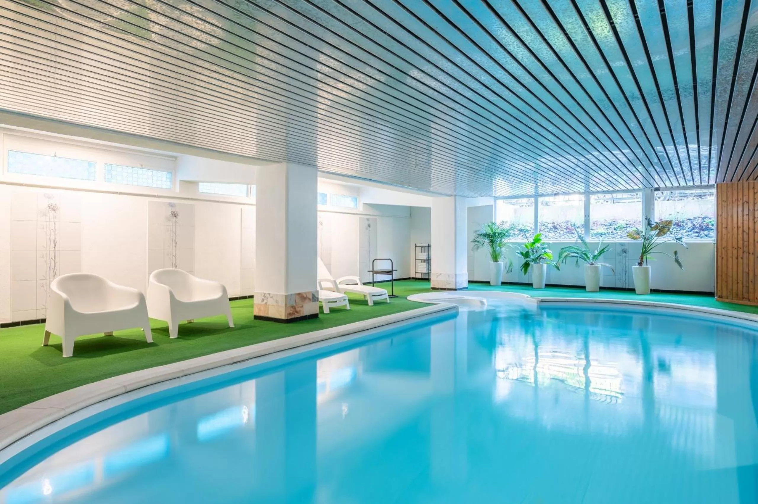 Swimming pool in Grand Hôtel Des Templiers, Piscine & Spa