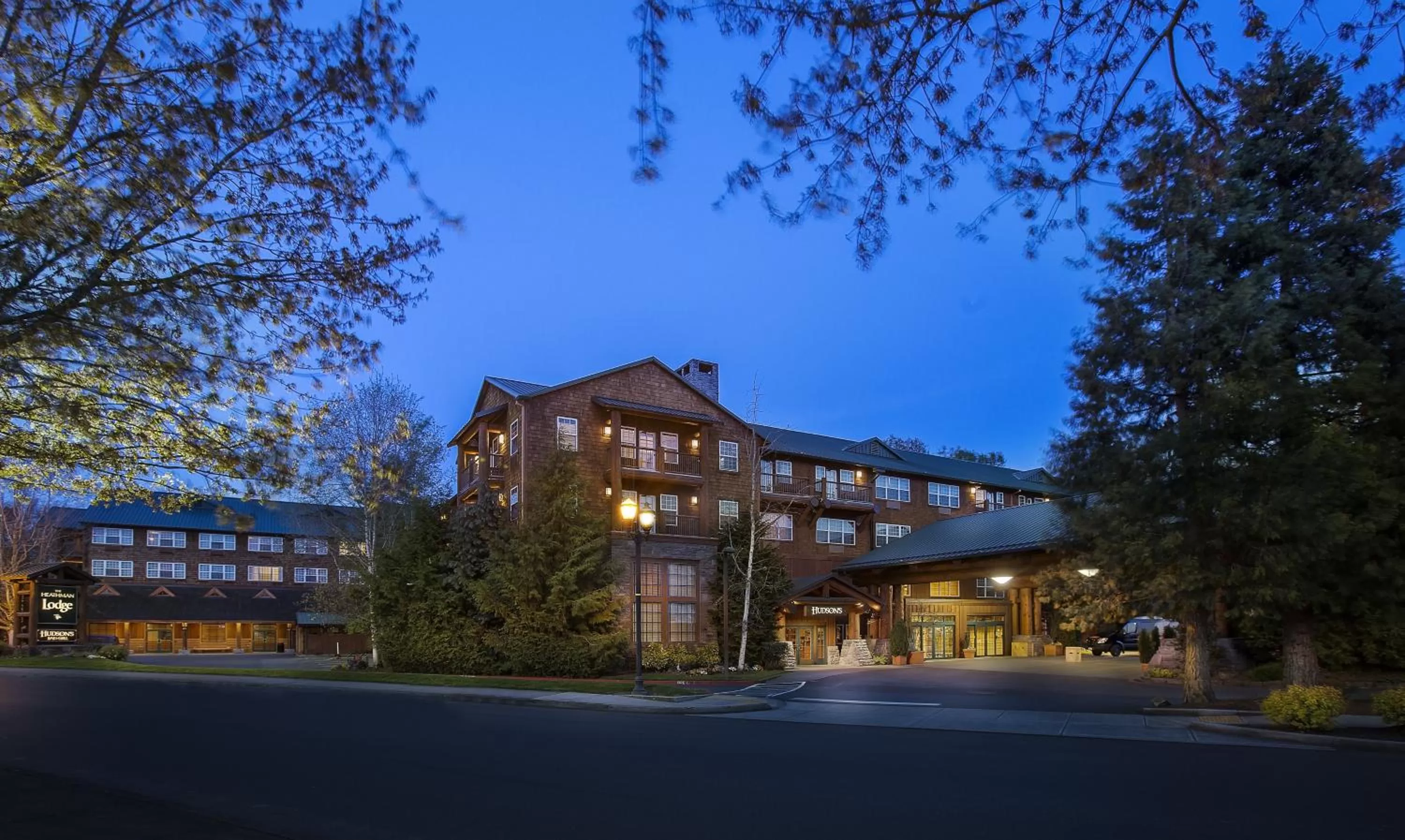 Facade/entrance in Heathman Lodge