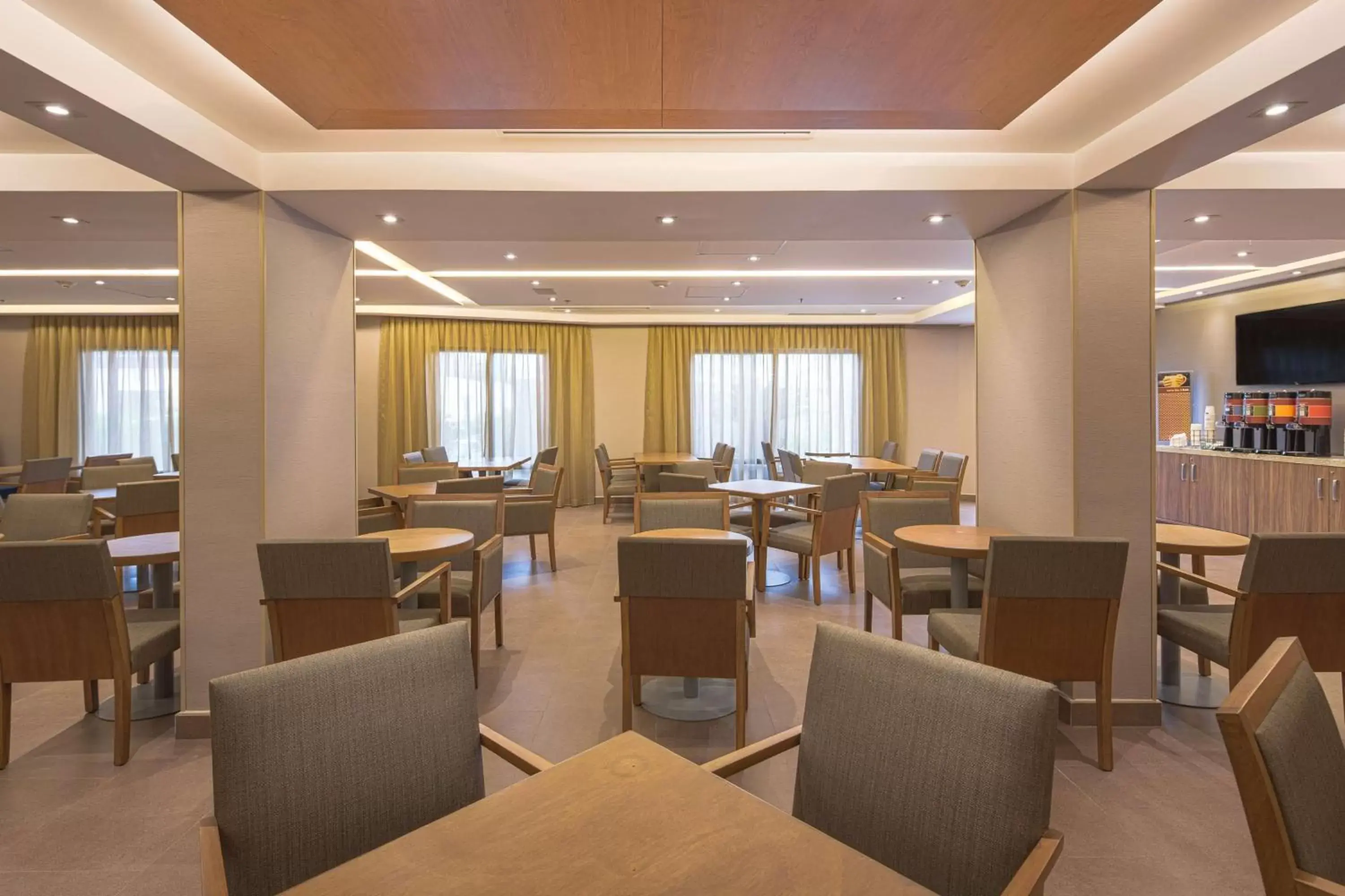 Meeting/conference room, Restaurant/Places to Eat in Hampton by Hilton Monterrey Galerias Obispado