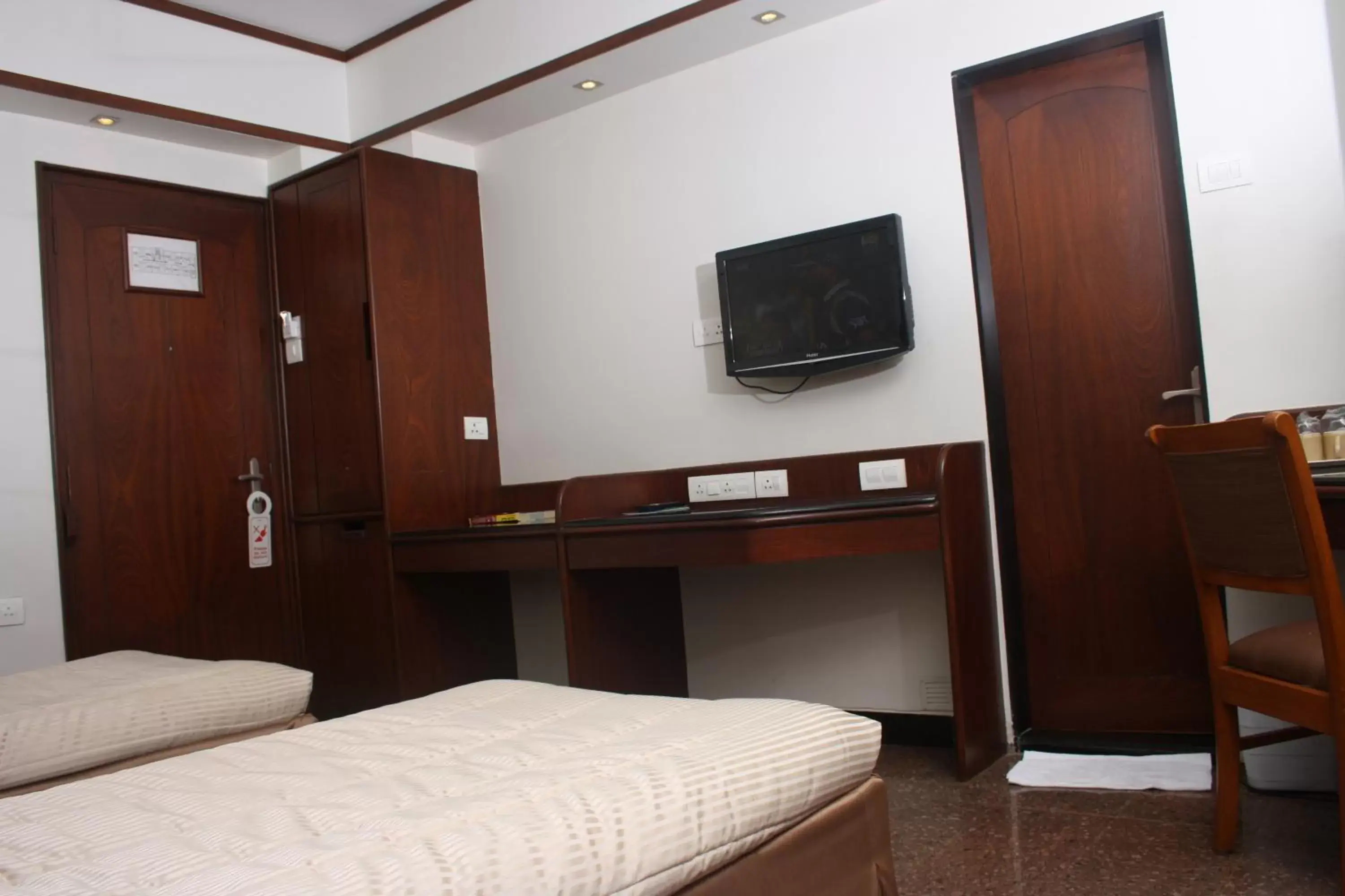 Bed, TV/Entertainment Center in Hotel Karl Residency