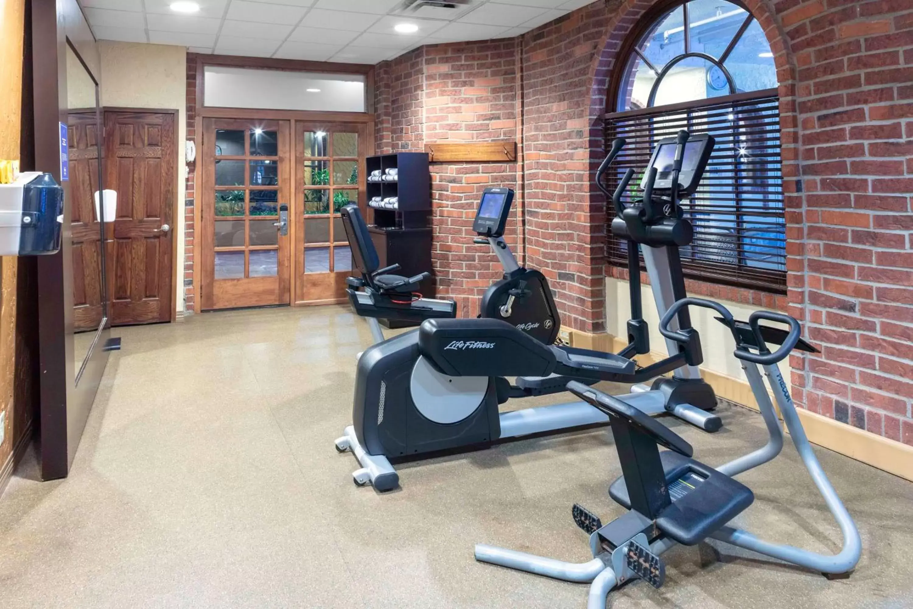 Fitness centre/facilities, Fitness Center/Facilities in Embassy Suites by Hilton Kansas City Plaza