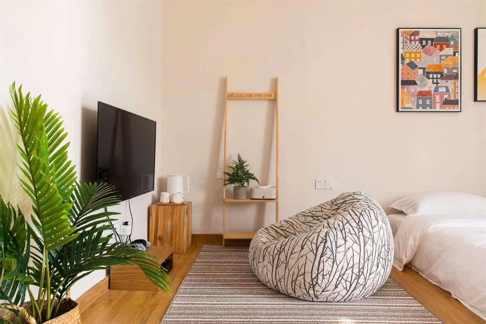 Communal lounge/ TV room, TV/Entertainment Center in Wander Hostel